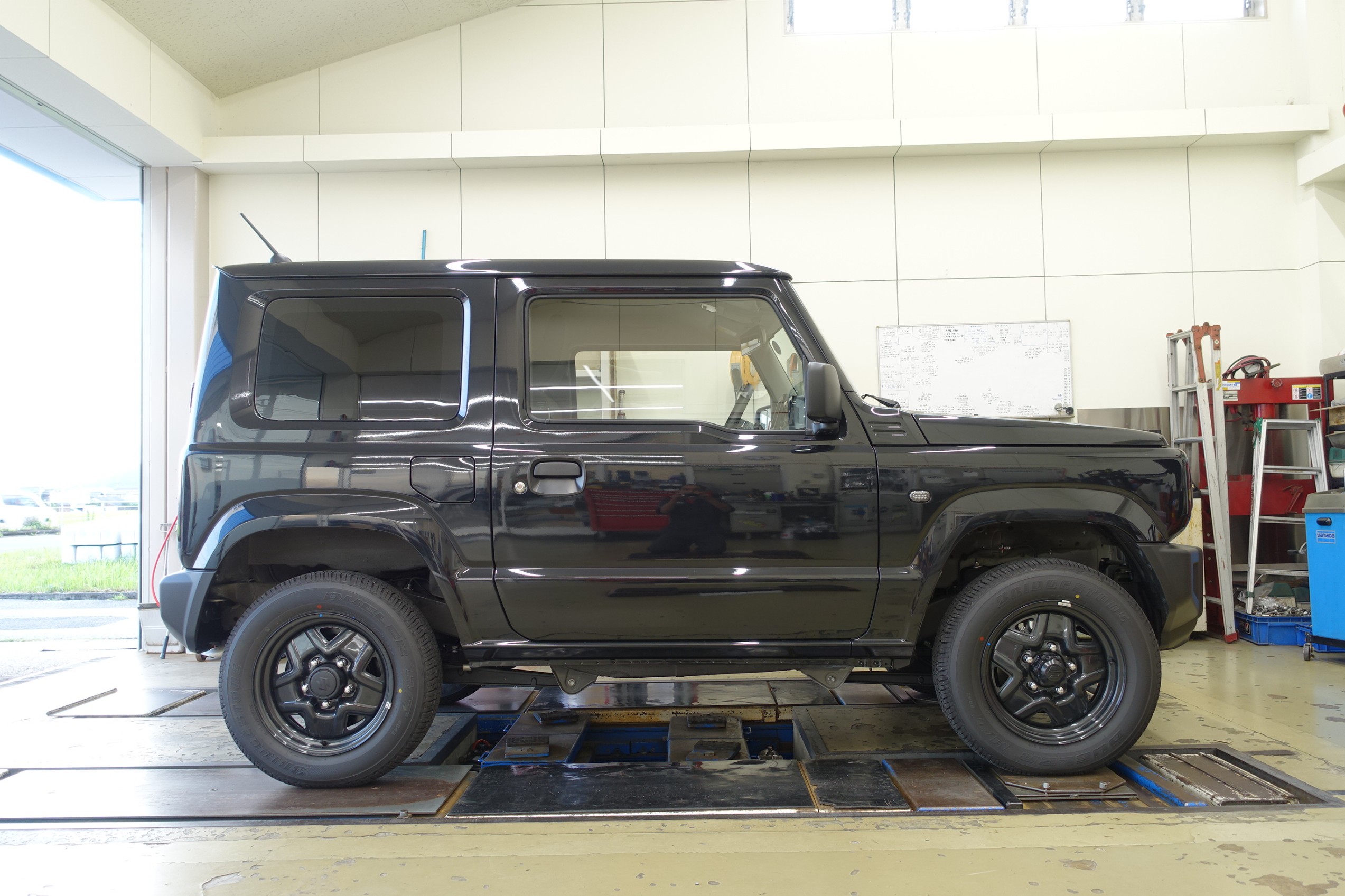 スズキ ジムニー 黒 リフトアップ ☆ JB64でクロカンにハマってJA11を増車したオーナー様から