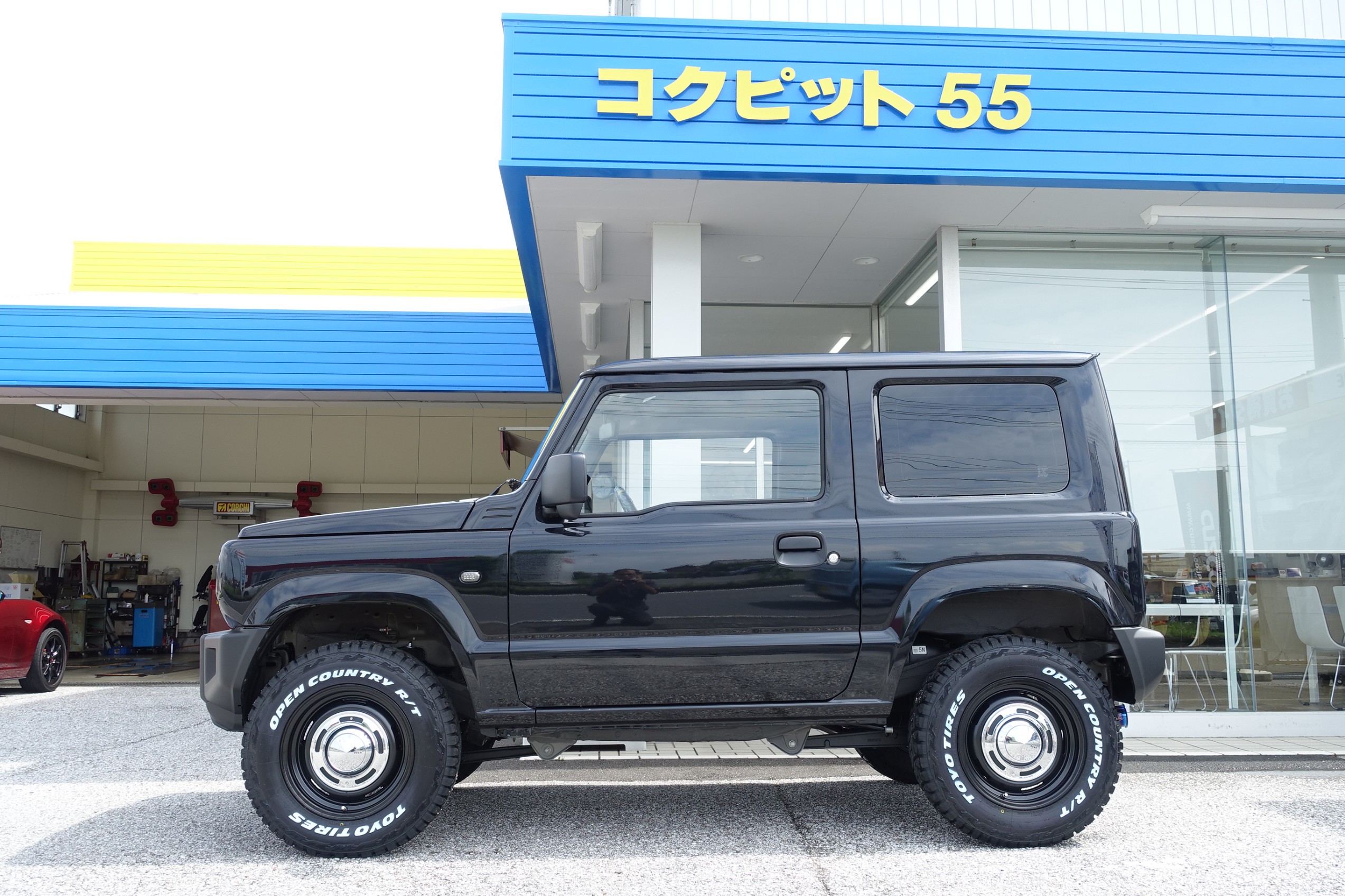 ちょこっとリフトアップしてホイールを交換するだけで硬派なジムニーに