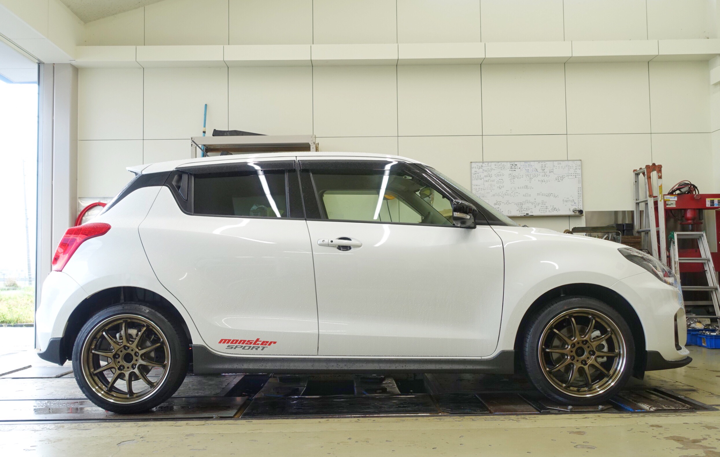 これで完成！”と思ってましたが隣の車を見てやっぱりこのパーツを追加