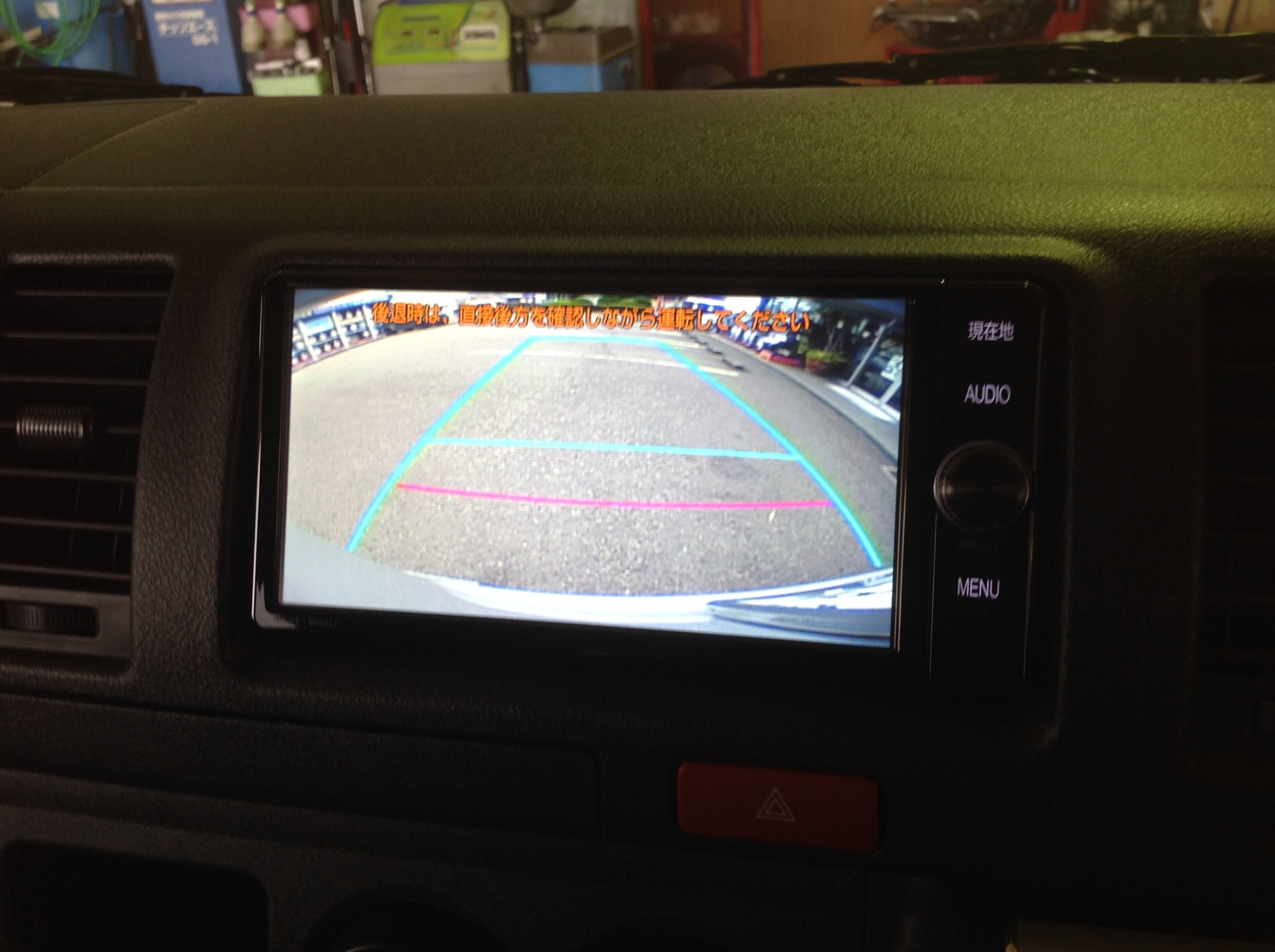 200系ハイエースバンさん、純正バックカメラ画像を確認しやすく拡大