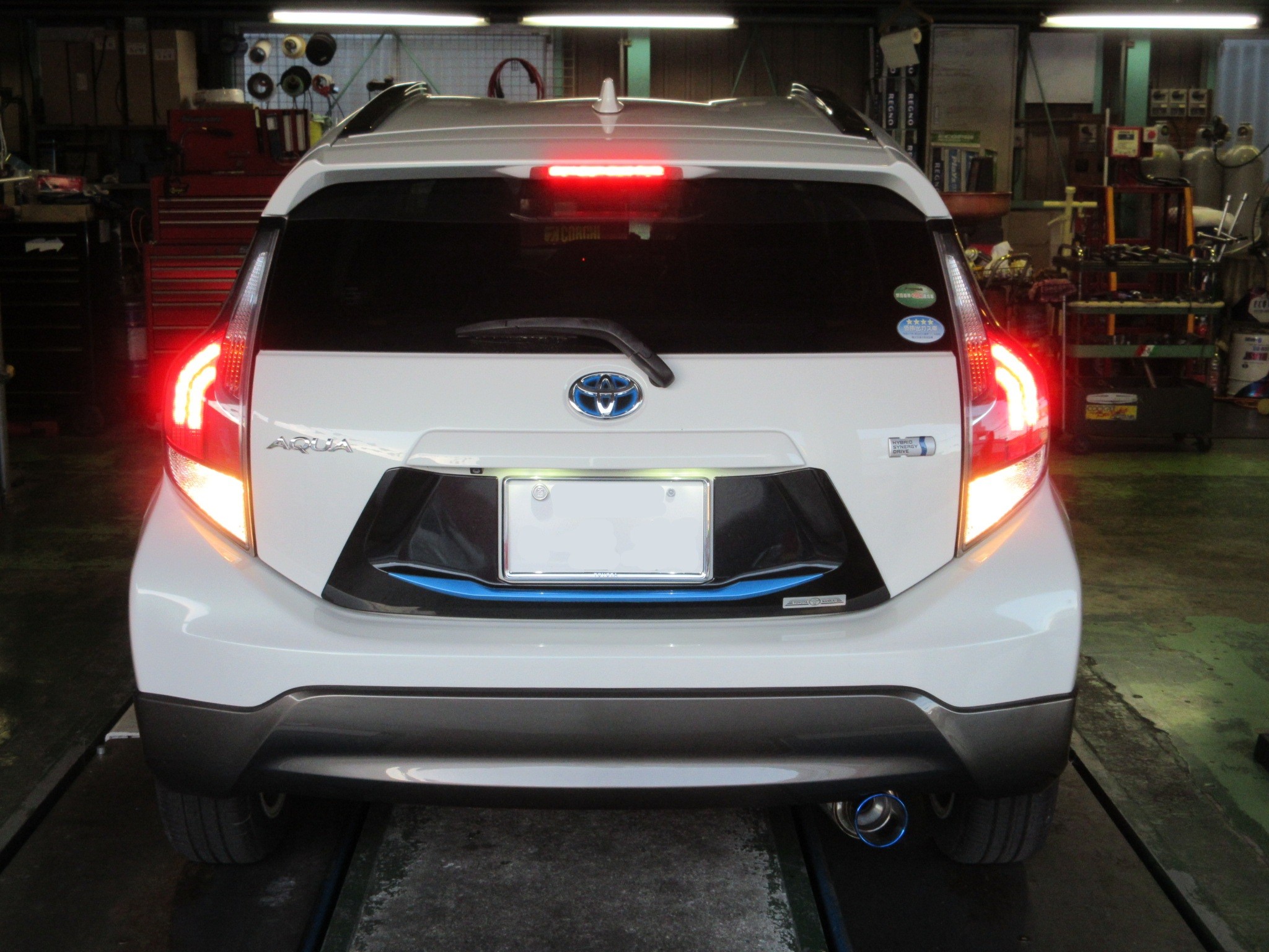 アクア（NHP10） テールランプ交換 | トヨタ アクア HID・LED（その他