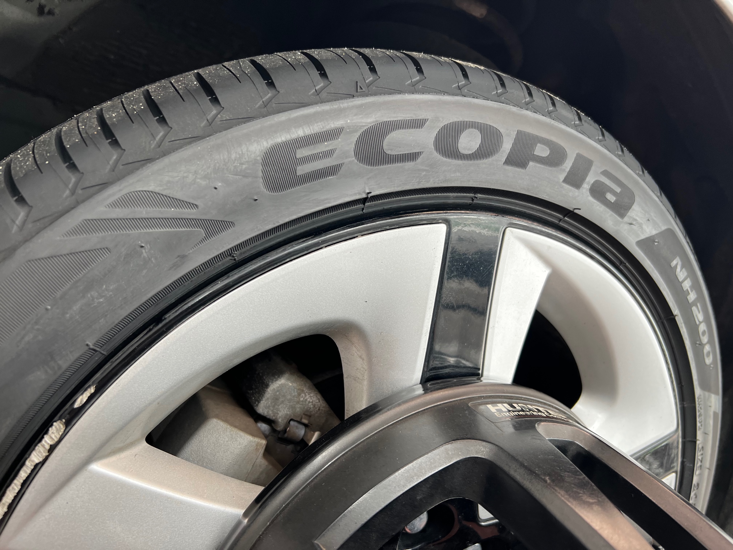 搬入設置サービス付 50プリウスに履いてました タイヤはcontinentalで