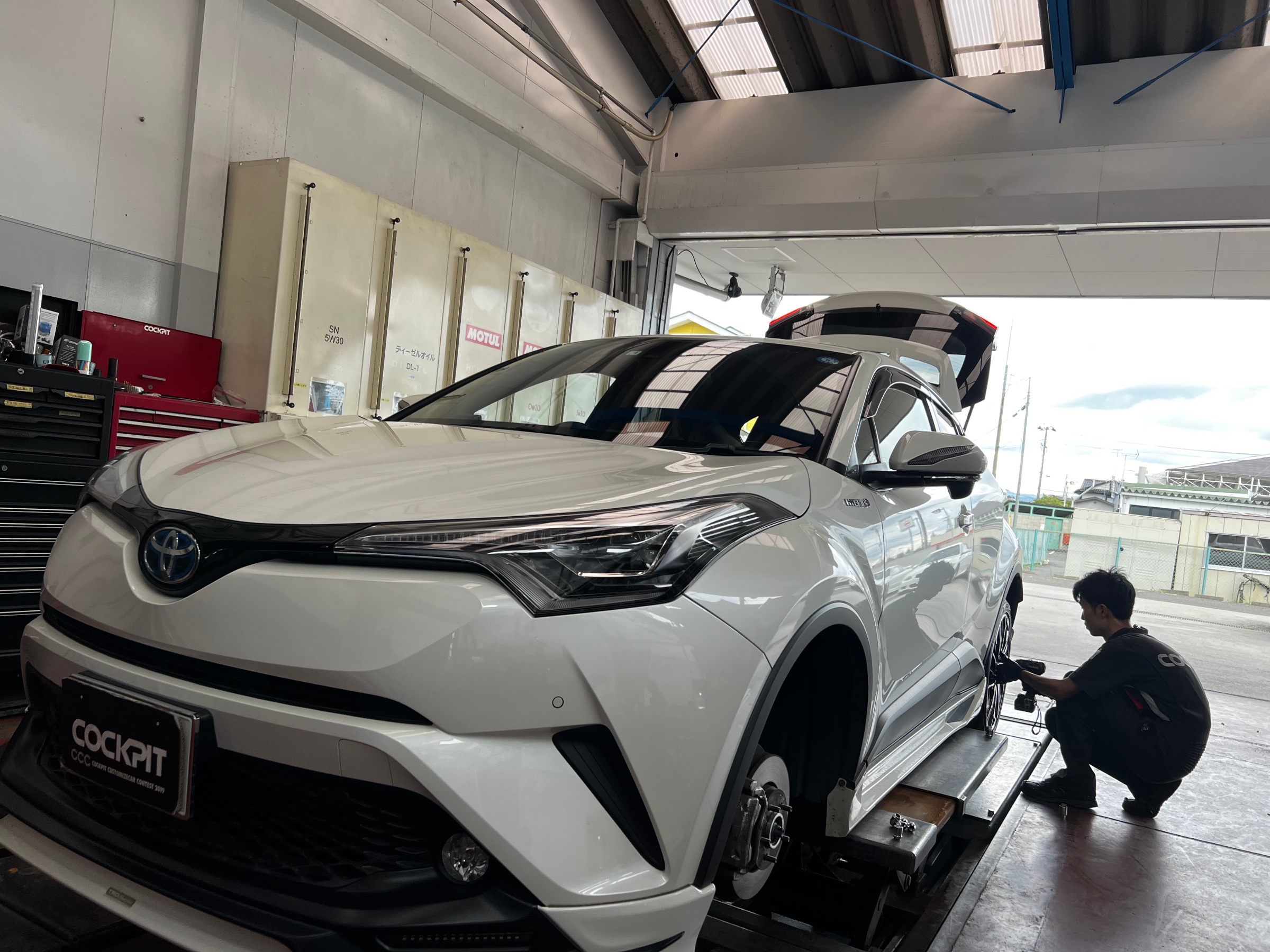トヨタ C Hr タイヤ交換 Zyx10 Regno Gr X トヨタ C Hr タイヤ タイヤ タイヤ ホイール交換 スタッフ 日記 コクピット 荒井 車のカスタマイズにかかわるスタッフより