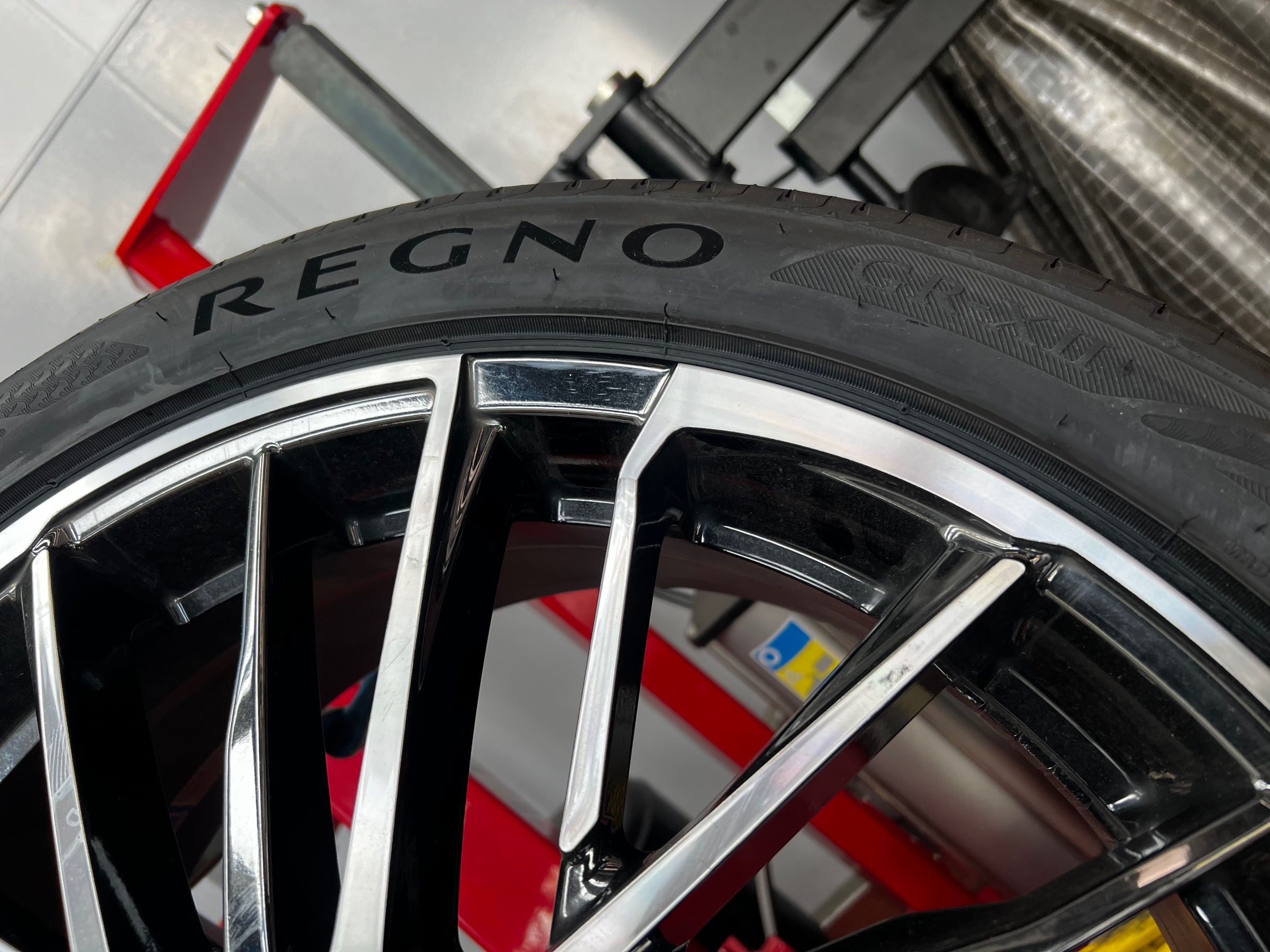 トヨタ C-HR タイヤ交換 《 ZYX10 × REGNO GR-XⅡ 》 | トヨタ C-HR