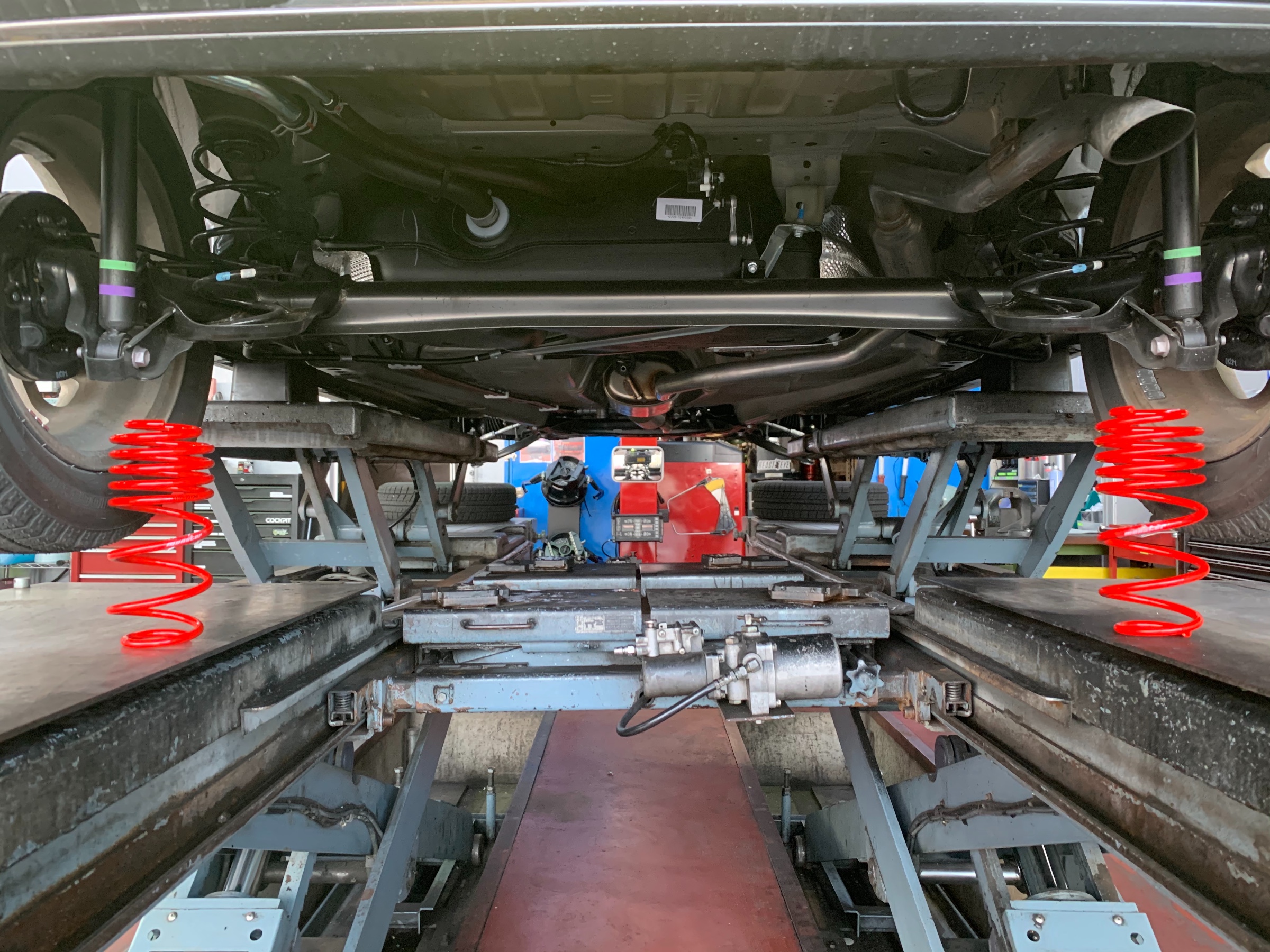 アルトワークス ダウンサス マフラーお取り付け スズキ アルトワークス スタッフ 日記 コクピット 荒井 車 のカスタマイズにかかわるスタッフより