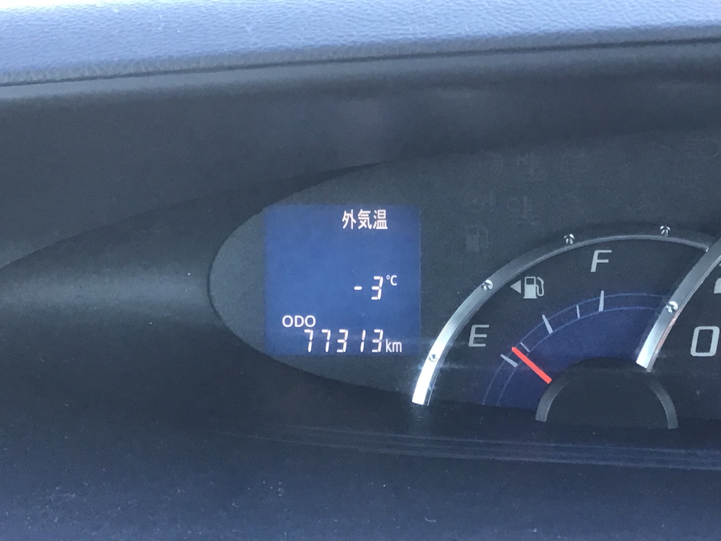 カーボンと3色ステッチの組み合わせに心奪われました！新型