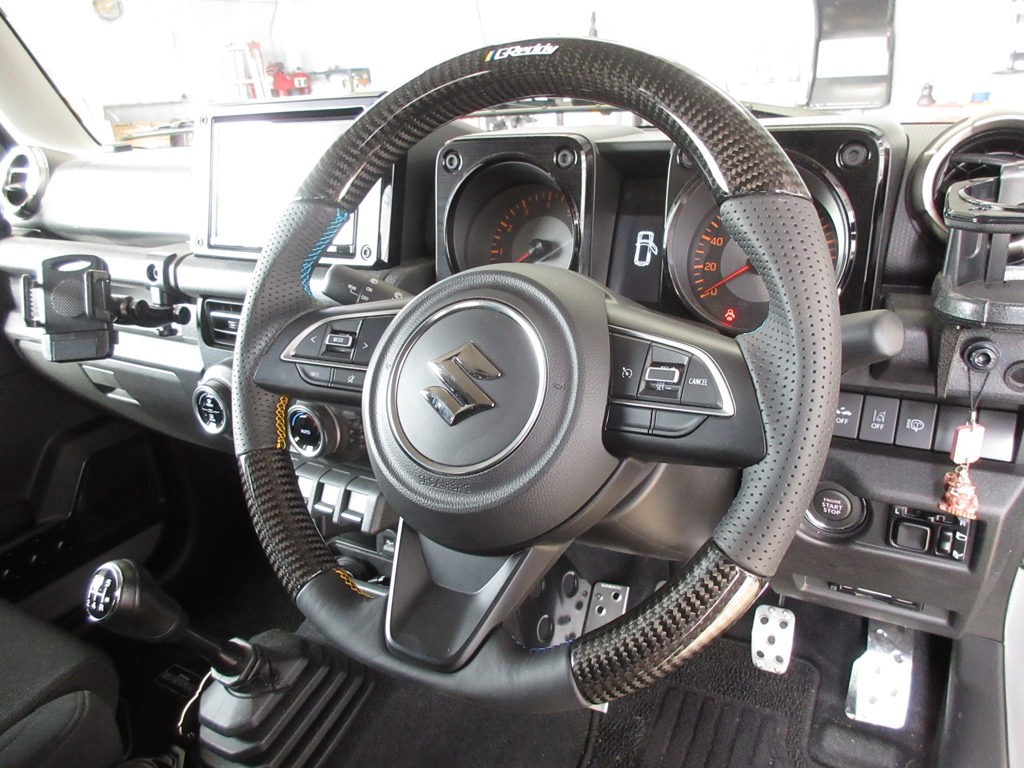 カーボンと3色ステッチの組み合わせに心奪われました！新型ジムニー