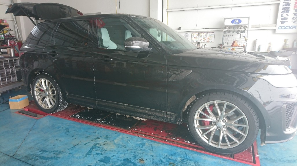 レンジローバースポーツsvr ドラレコ レーダー探知機取り付け ランドローバー レンジローバースポーツ Av カーナビ ドライブレコーダー Etc Hid Led その他電装系 電装系関連パーツ取付 スタッフ日記 コクピット 107 車のカスタマイズにかかわる