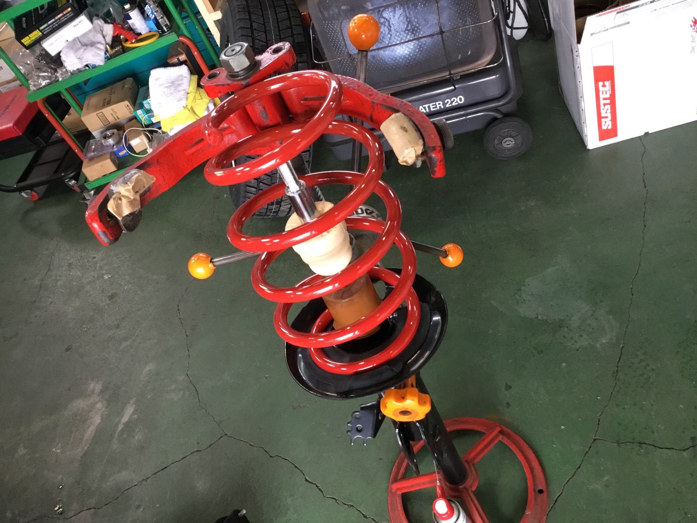 80ハリアー ダウンサス取付 Today コクピット 旭川 車のカスタマイズにかかわるスタッフより