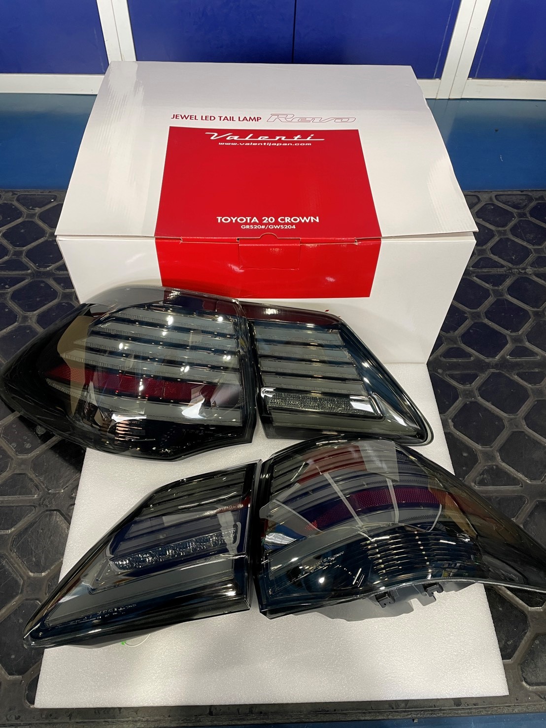 ☆トヨタ クラウンアスリート GRS204 Valenti テール取り付け