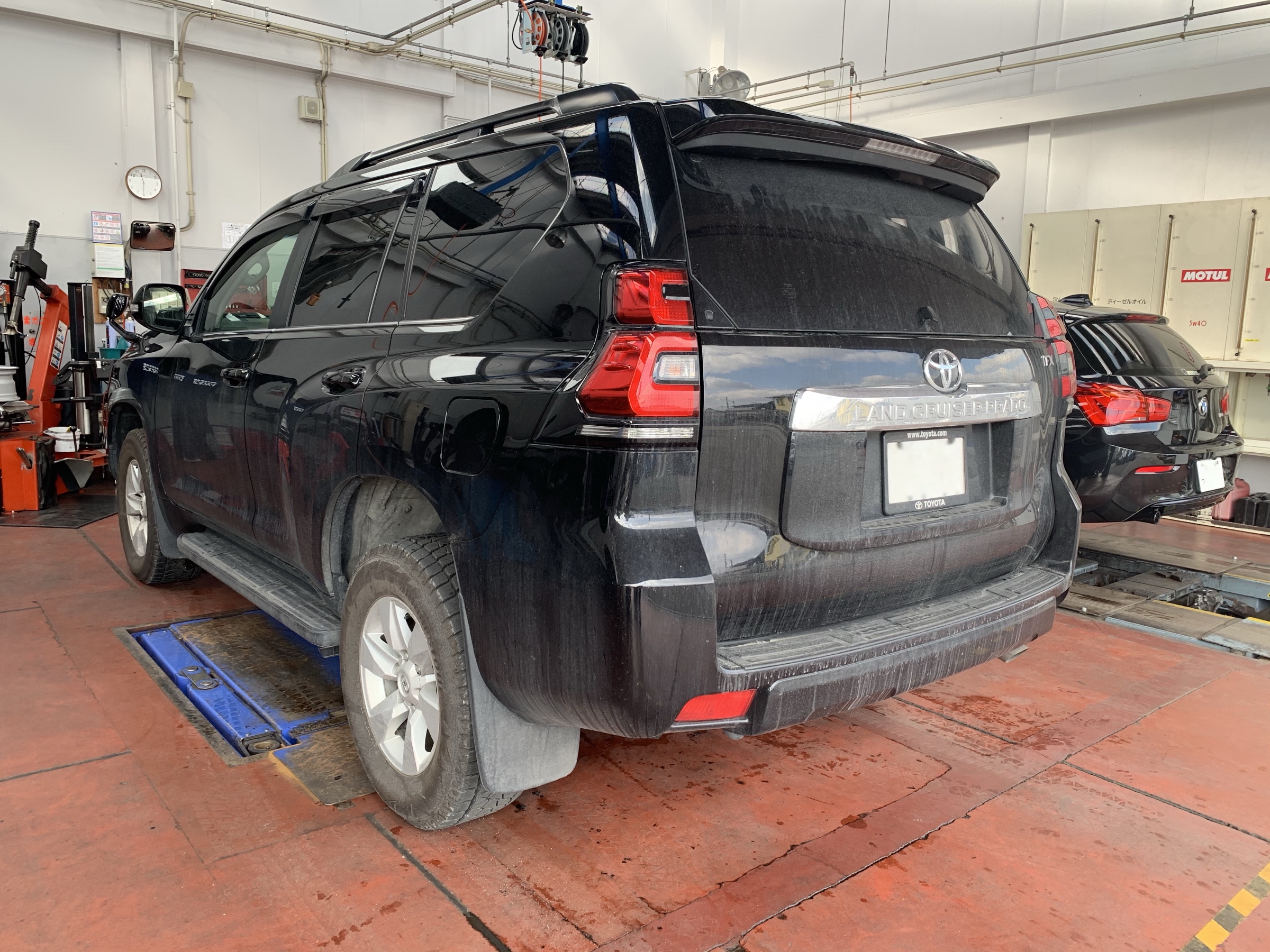 ランクルプラド フロント車高アップ トヨタ ランドクルーザープラド スタッフ 日記 コクピット 荒井 車 のカスタマイズにかかわるスタッフより