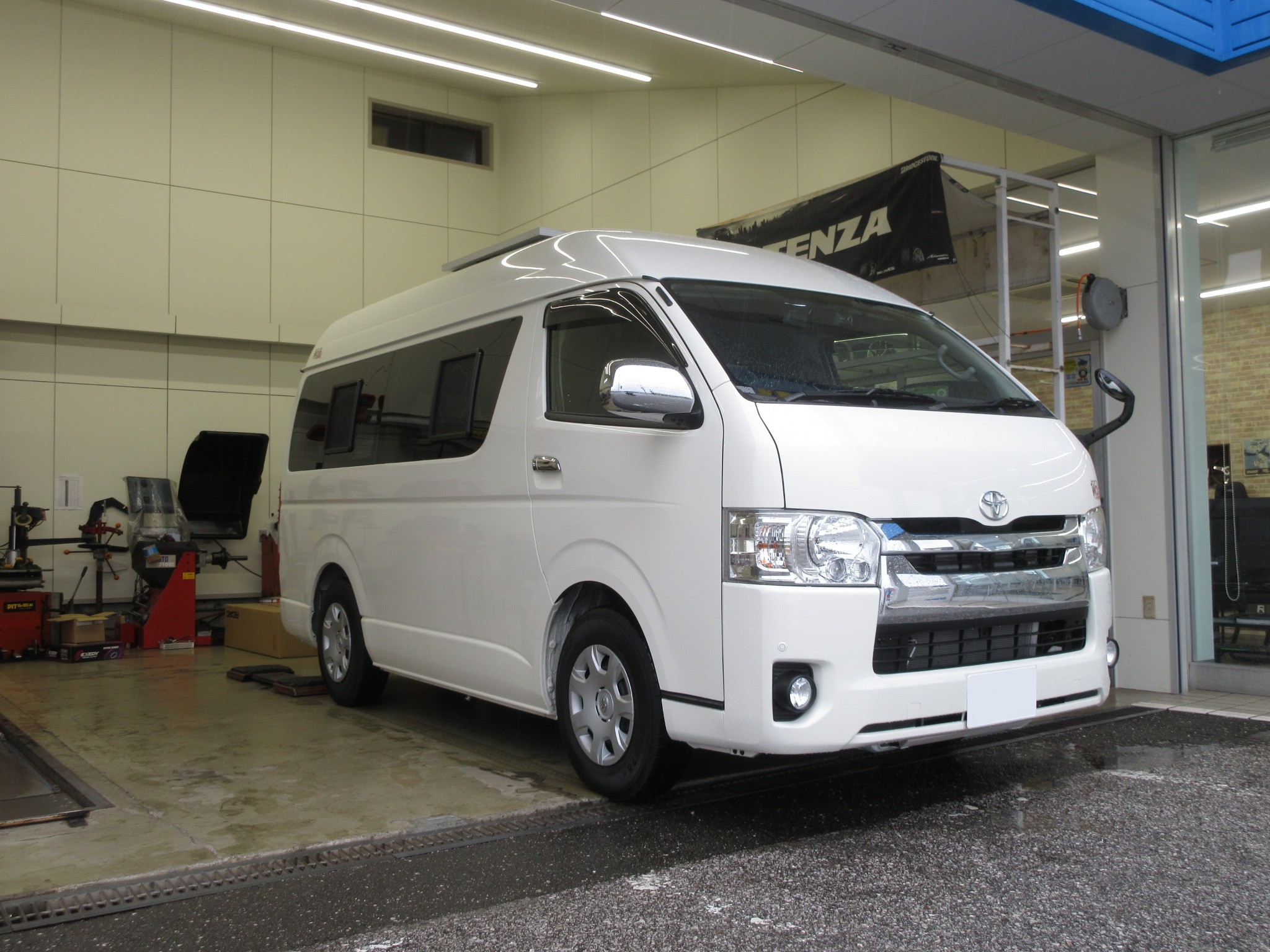 こだわりの最適ポジションなら長距離運転もラクチン ですよ トヨタ 0系ハイエース キャンピング Gdh1k 5型 にレカロシートの取り付け トヨタ ハイエース 店長アサコのブログ コクピット 55 車のカスタマイズにかかわるスタッフより