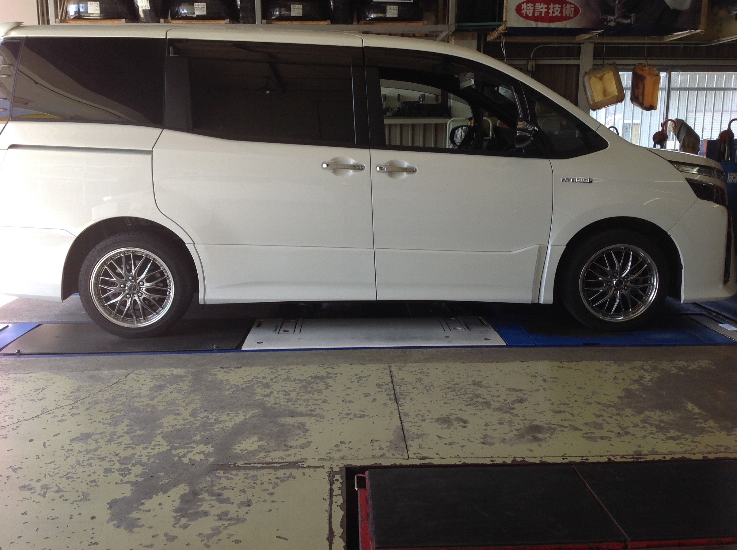 80VOXYさん、TEIN HIGH.TECHスプリング装着でスタイリッシュに変身