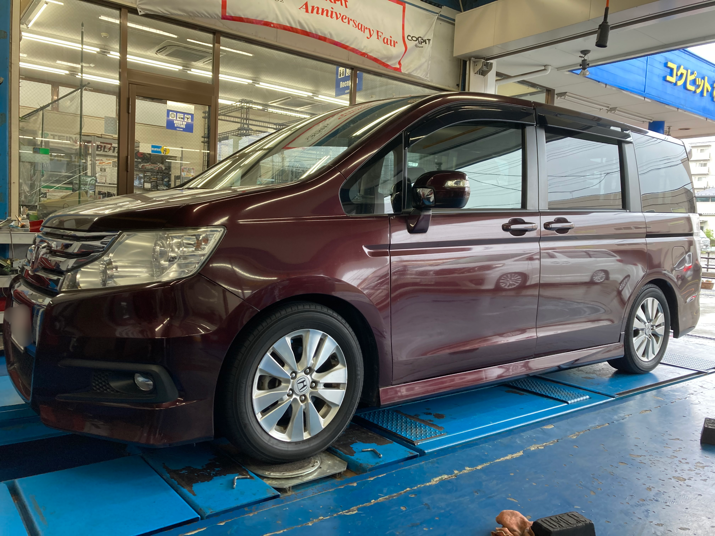Rk5ステップワゴンに車高調 ホンダ ステップワゴン カスタマイズ日記 コクピット 相模原 車のカスタマイズにかかわるスタッフより