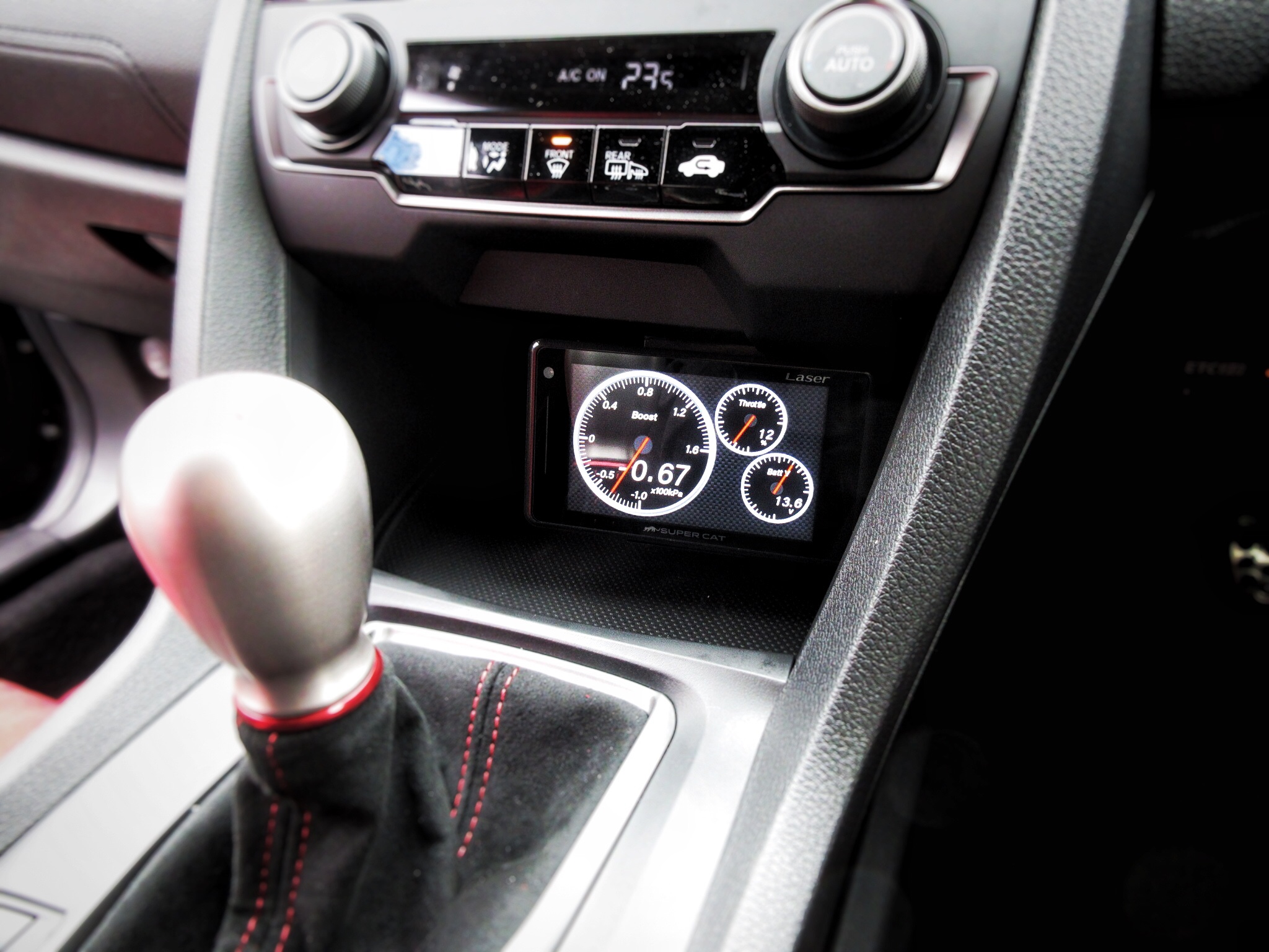 スマートな見た目にこだわりたいから あえて2ピースタイプをチョイスしました ホンダ シビック タイプr Fk8 に ユピテル指定店モデル レーザー レーダー探知機 Z210l の取り付け ホンダ シビックタイプr 店長アサコのブログ コクピット 55 車の