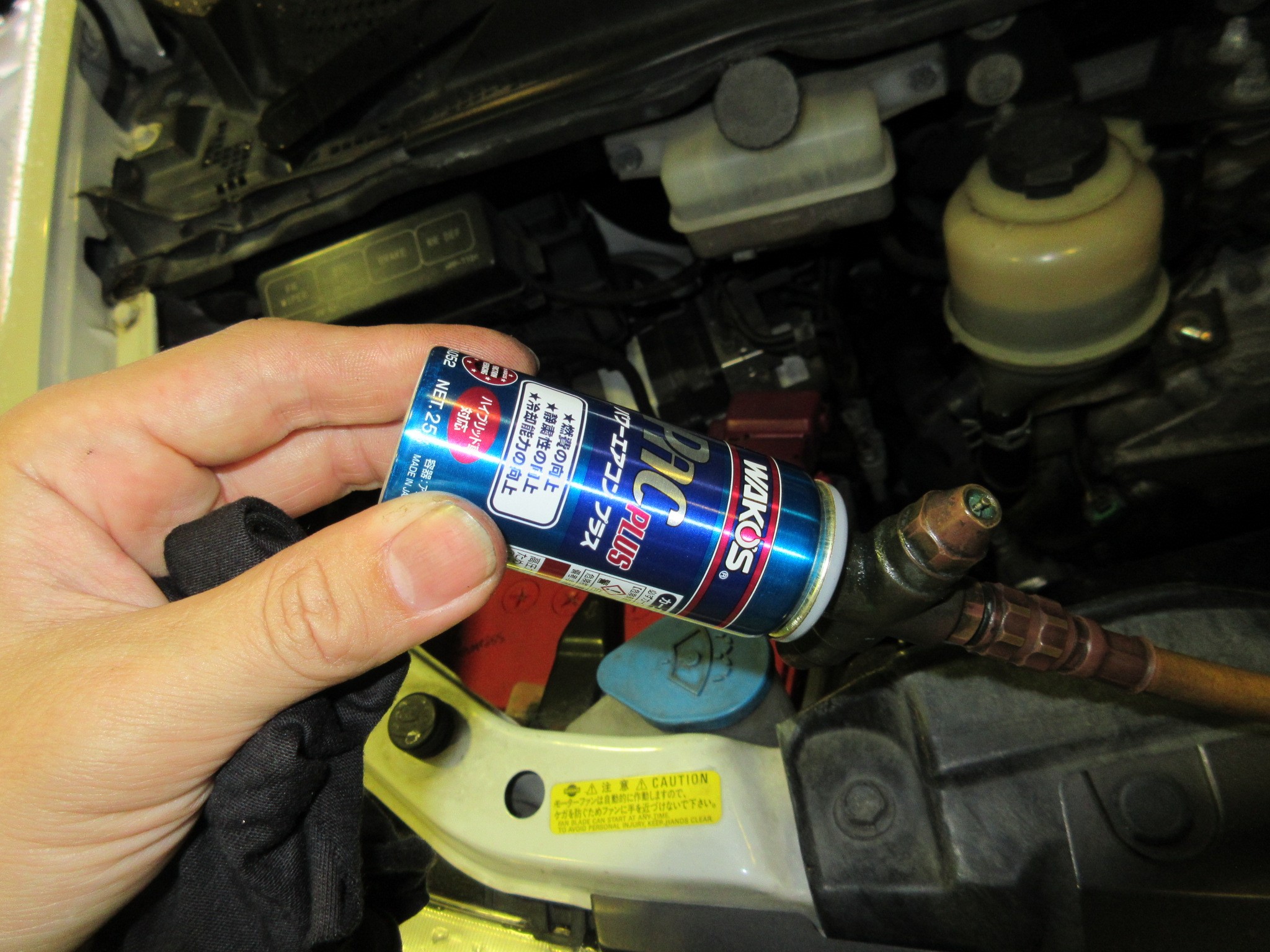 E51 エルグランド エアコン添加剤注入 日産 エルグランド メンテナンス オイル バッテリー他 Staff日記 コクピット さつま貝塚 車のカスタマイズにかかわるスタッフより