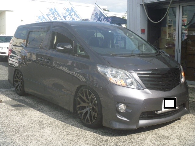 グレー色のアルファード現る オーナーズカーインデックス カスタマイズカー紹介 コクピット 麻生 お客さまの車高調 ドレスアップ カスタマイズなど加工取付事例車両の紹介