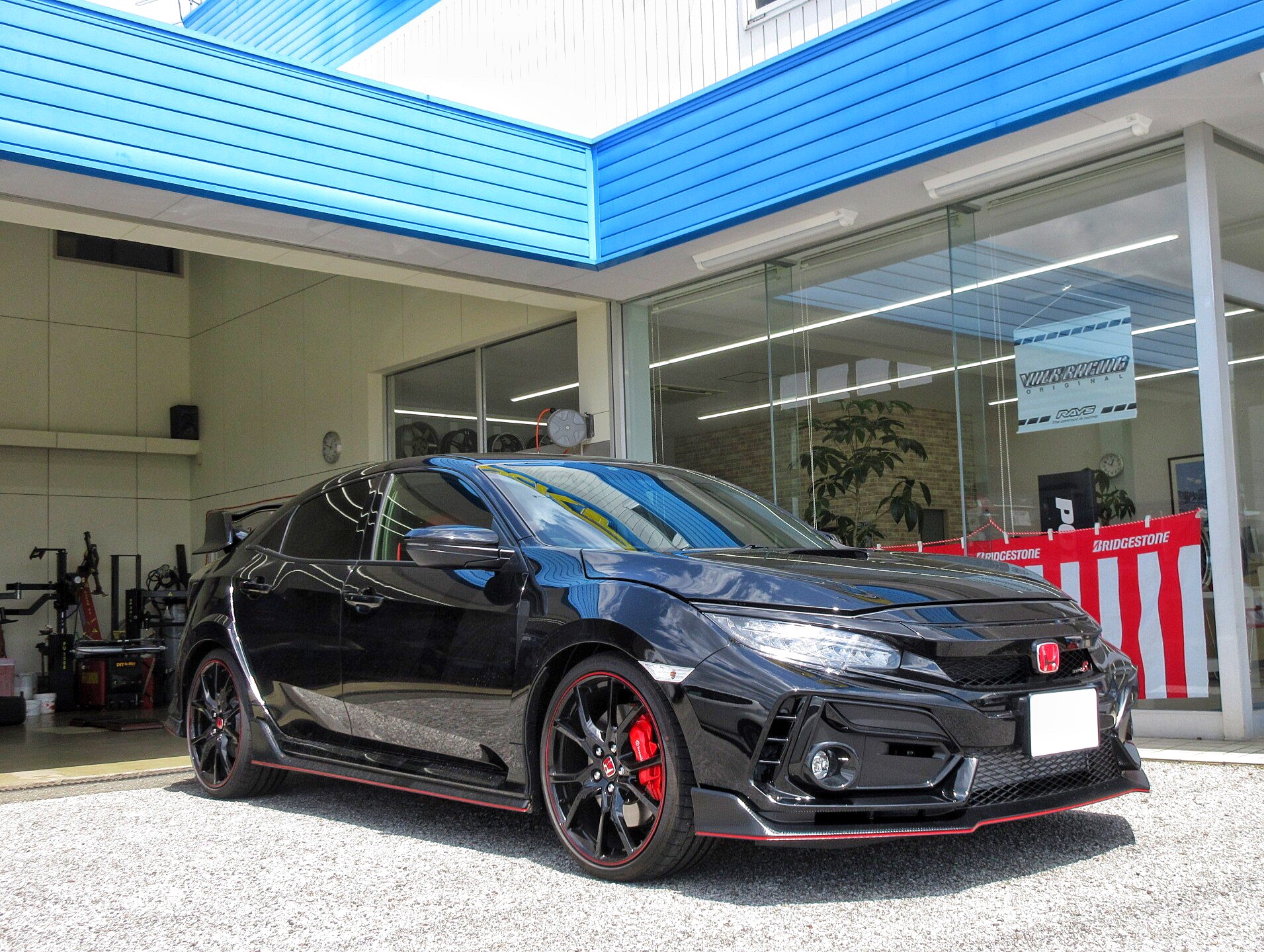 スマートな見た目にこだわりたいから あえて2ピースタイプをチョイスしました ホンダ シビック タイプr Fk8 に ユピテル指定店モデル レーザー レーダー探知機 Z210l の取り付け ホンダ シビックタイプr 店長アサコのブログ コクピット 55 車の