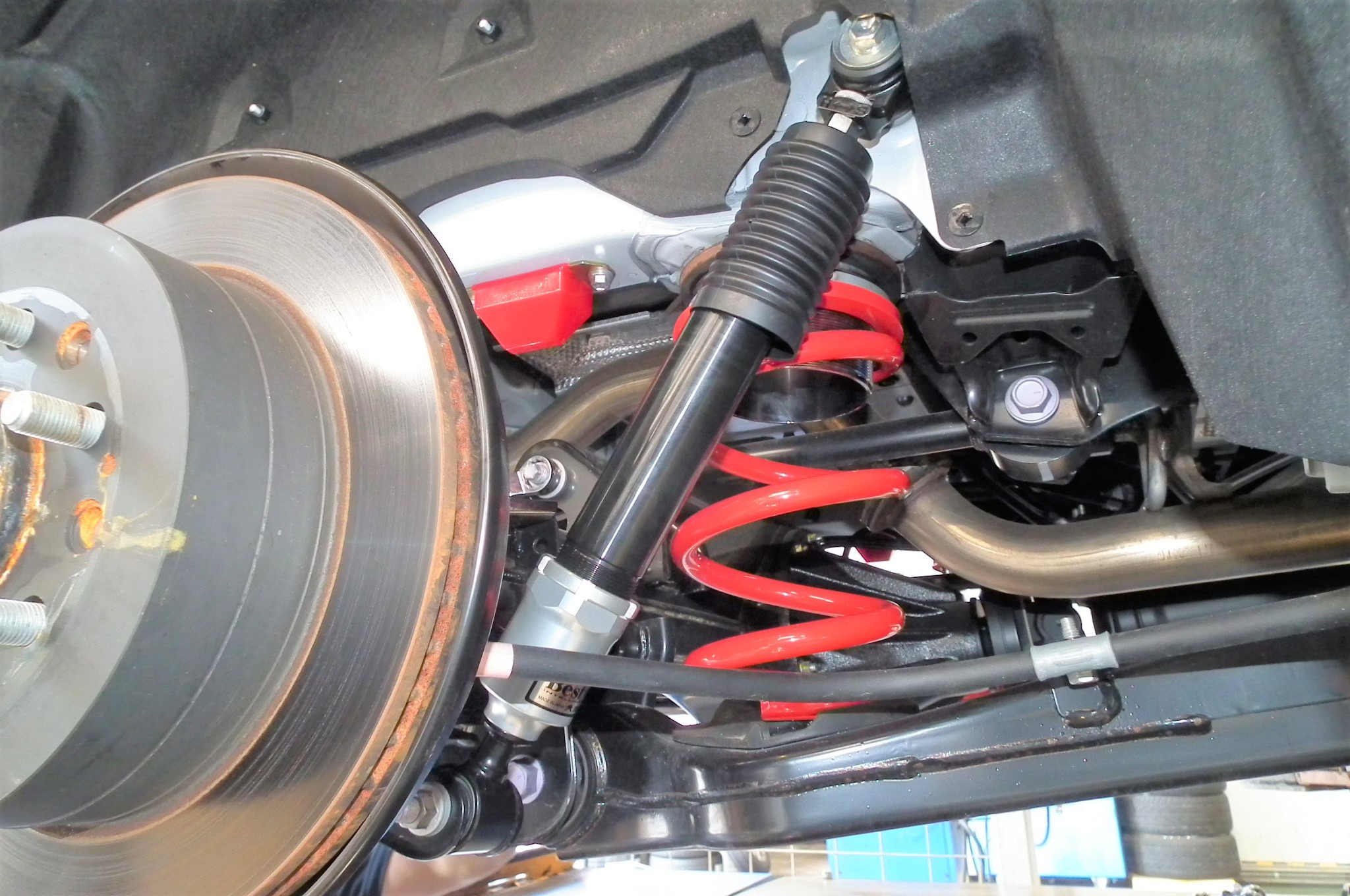 トヨタ グランエース 車高調取り付け ホイール交換 作業紹介 トヨタ 足まわり サスペンション ブレーキ 足まわり サスペンション ブレーキ サスペンションパーツ関連取付 スタッフ 日記 コクピット 21大阪 車のカスタマイズにかかわる