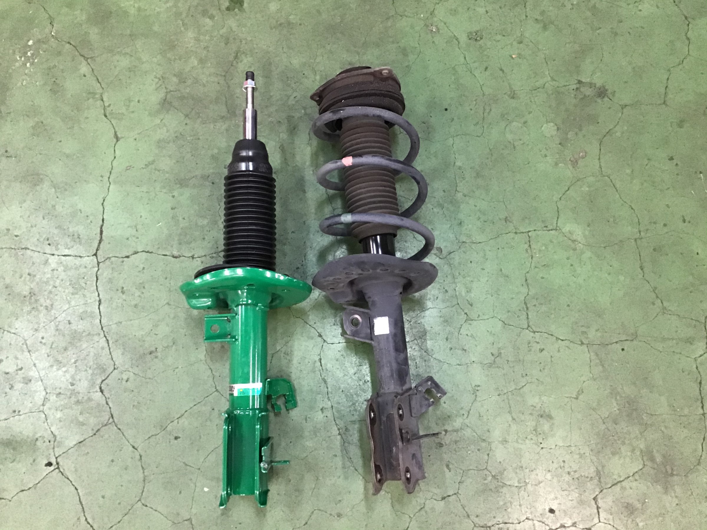 エクストレイルT31左右フロントショックアブソーバー