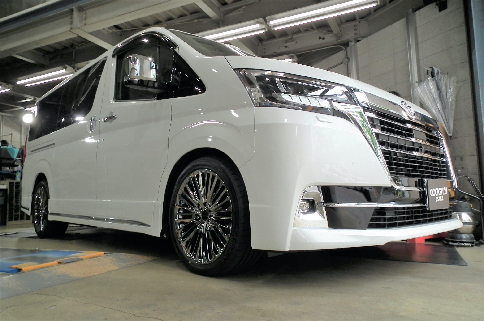 トヨタ グランエース 車高調取り付け ホイール交換 作業紹介 トヨタ 足まわり サスペンション ブレーキ 足まわり サスペンション ブレーキ サスペンションパーツ関連取付 スタッフ 日記 コクピット 21大阪 車のカスタマイズにかかわる