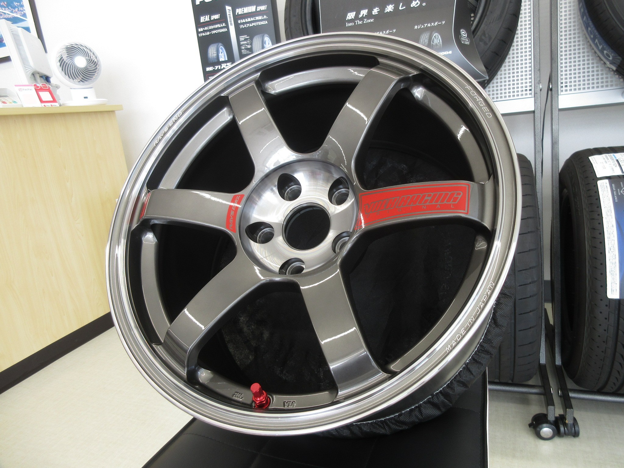 RAYS/VOLK RACING/TE37 SAGA SL 4本通しタイヤ付き！