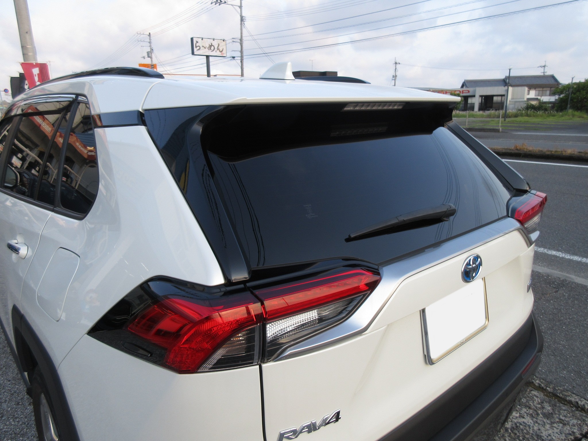 夏の暑 い車内を快適空間に変えませんか 新型rav4 ハイブリッド Axah54 に 赤外線 紫外線カットのカーフィルム を施工しました トヨタ Rav４ ハイブリッド 店長アサコのブログ コクピット 55 車のカスタマイズにかかわるスタッフより