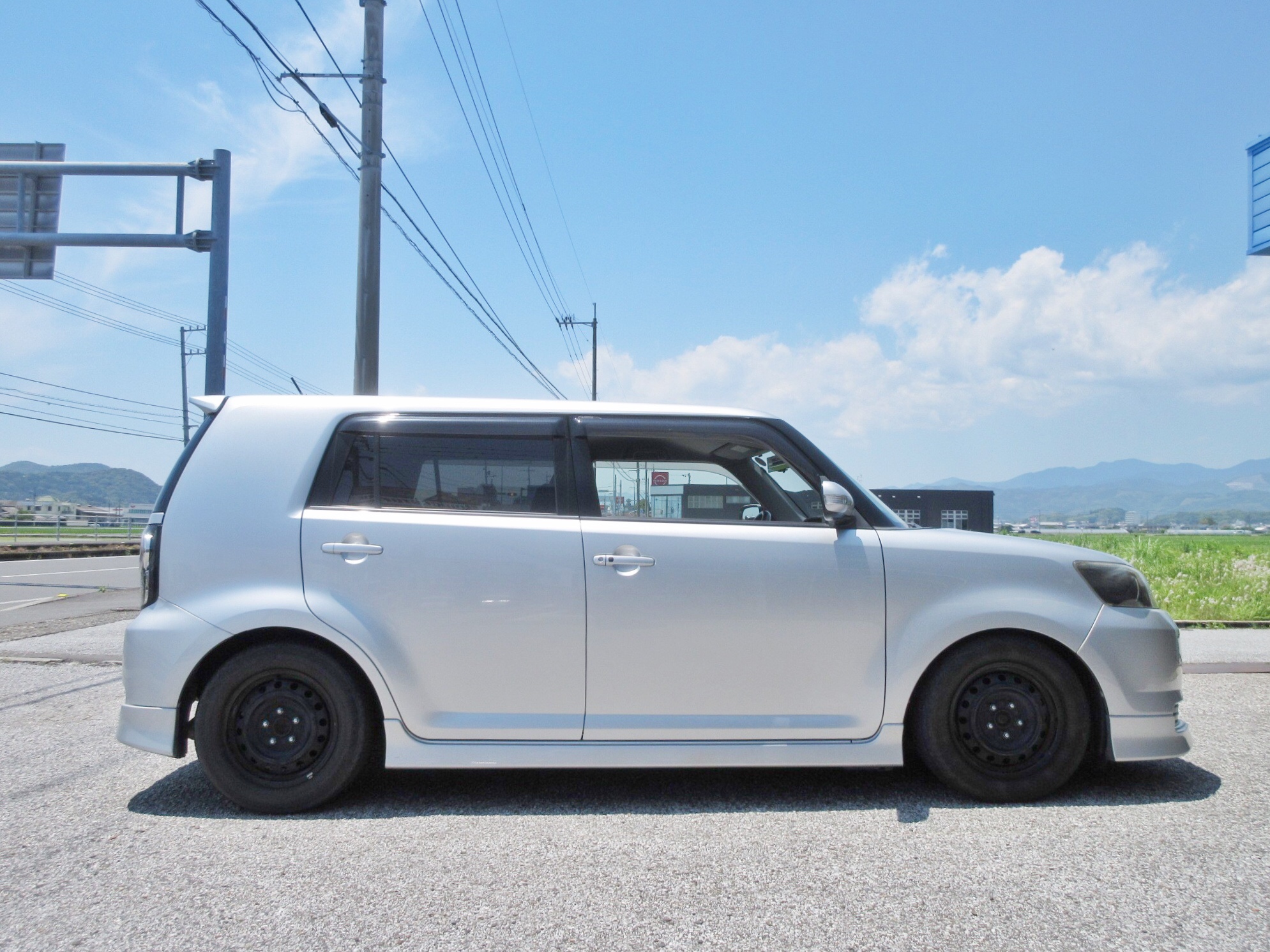 やっぱり四角いボディがカッコ良いんですよね トヨタ カローラ ルミオン Zre152n に Work Gnosis Hr1 Seiberling Sl1 の取り付け トヨタ カローラルミオン 店長アサコのブログ コクピット 55 車 のカスタマイズにかかわるスタッフより