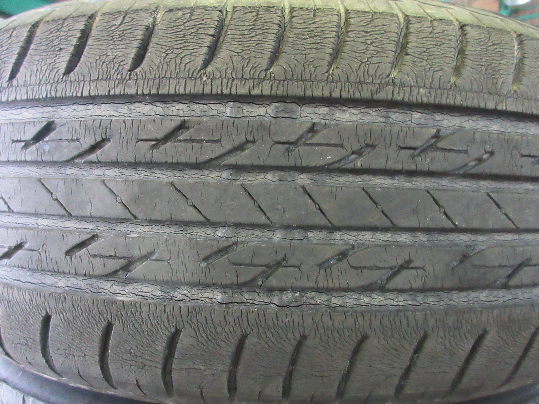 走行が少なくてもタイヤは劣化してしまいます トヨタ クラウン タイヤ Staff日記 コクピット さつま貝塚 車のカスタマイズにかかわるスタッフより