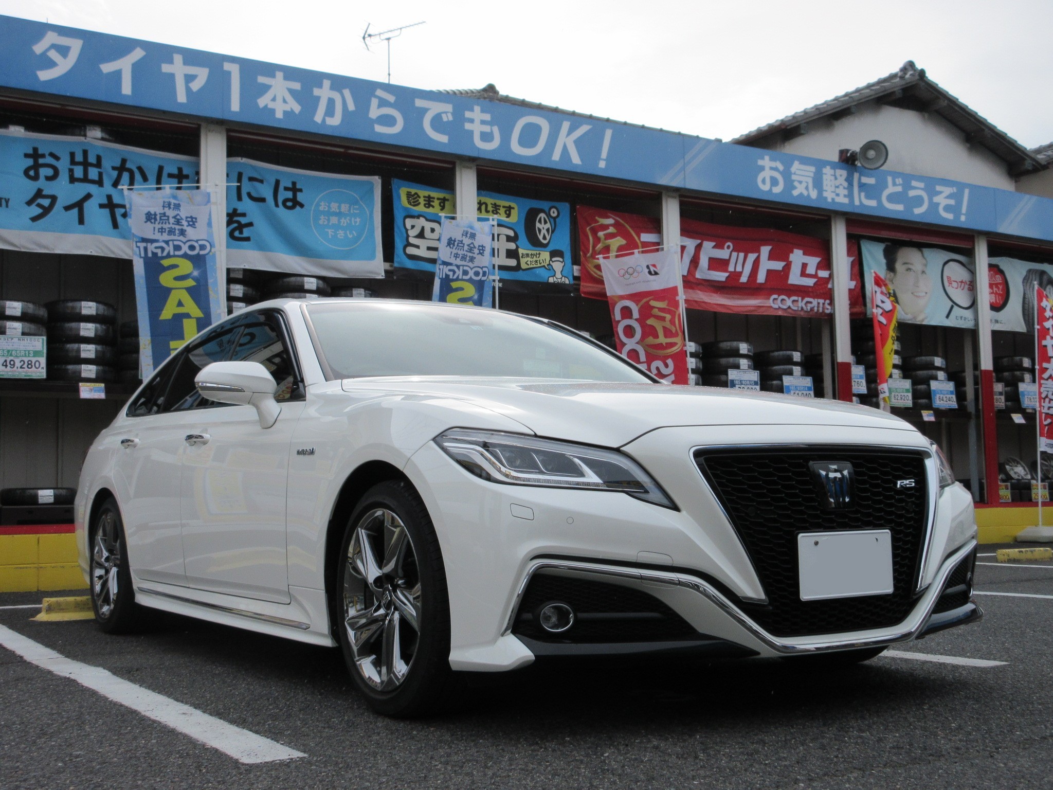 220系クラウンにレクサスペダルとラゲッジマットの取付です