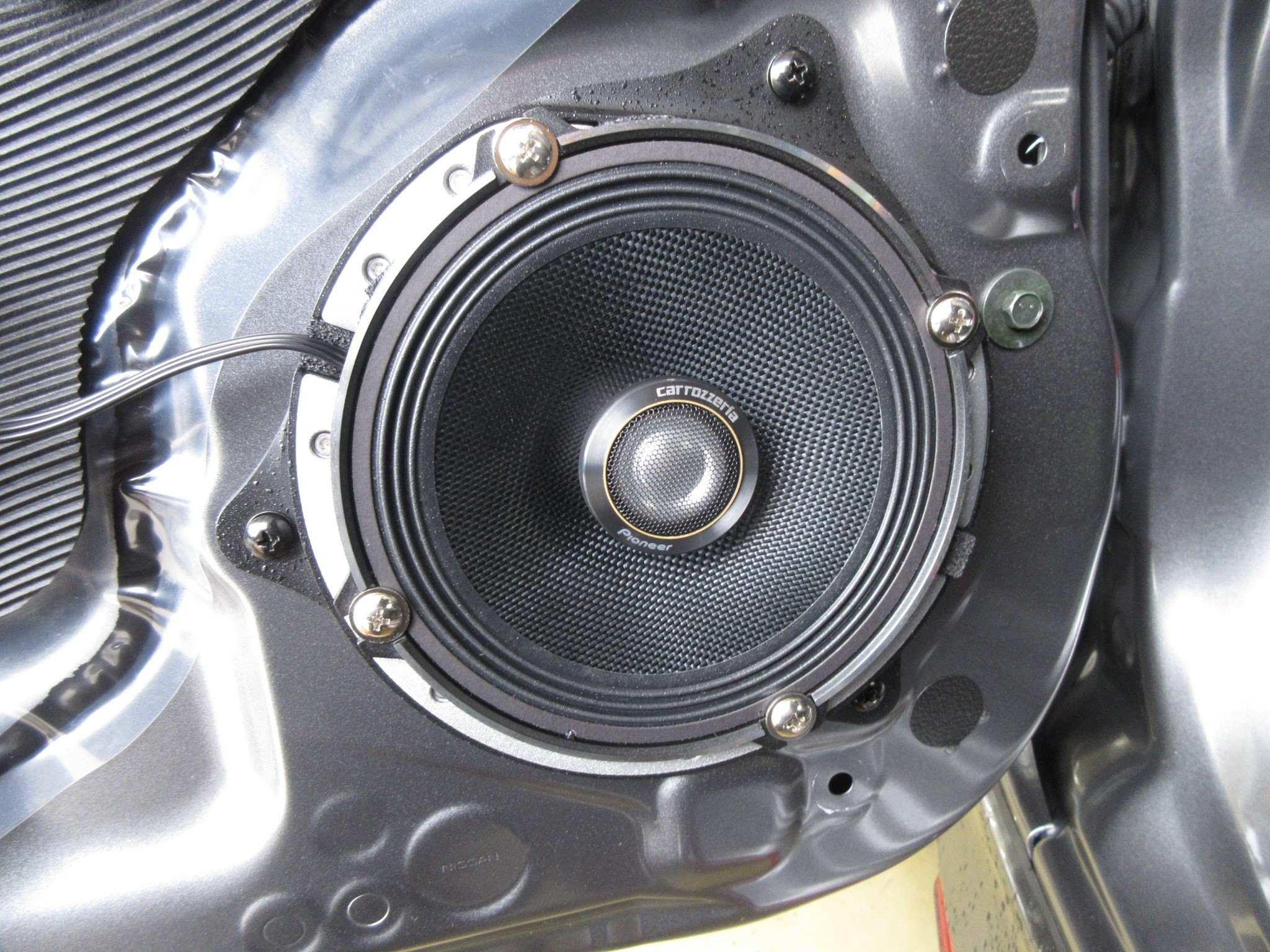 仕事帰りにほっと一息つきませんか 日産 ノートe Power ニスモs He12 にカロッツェリア カスタムフィットスピーカーの取り付け 日産 ノートnismo S 店長アサコのブログ コクピット 55 車のカスタマイズにかかわるスタッフより