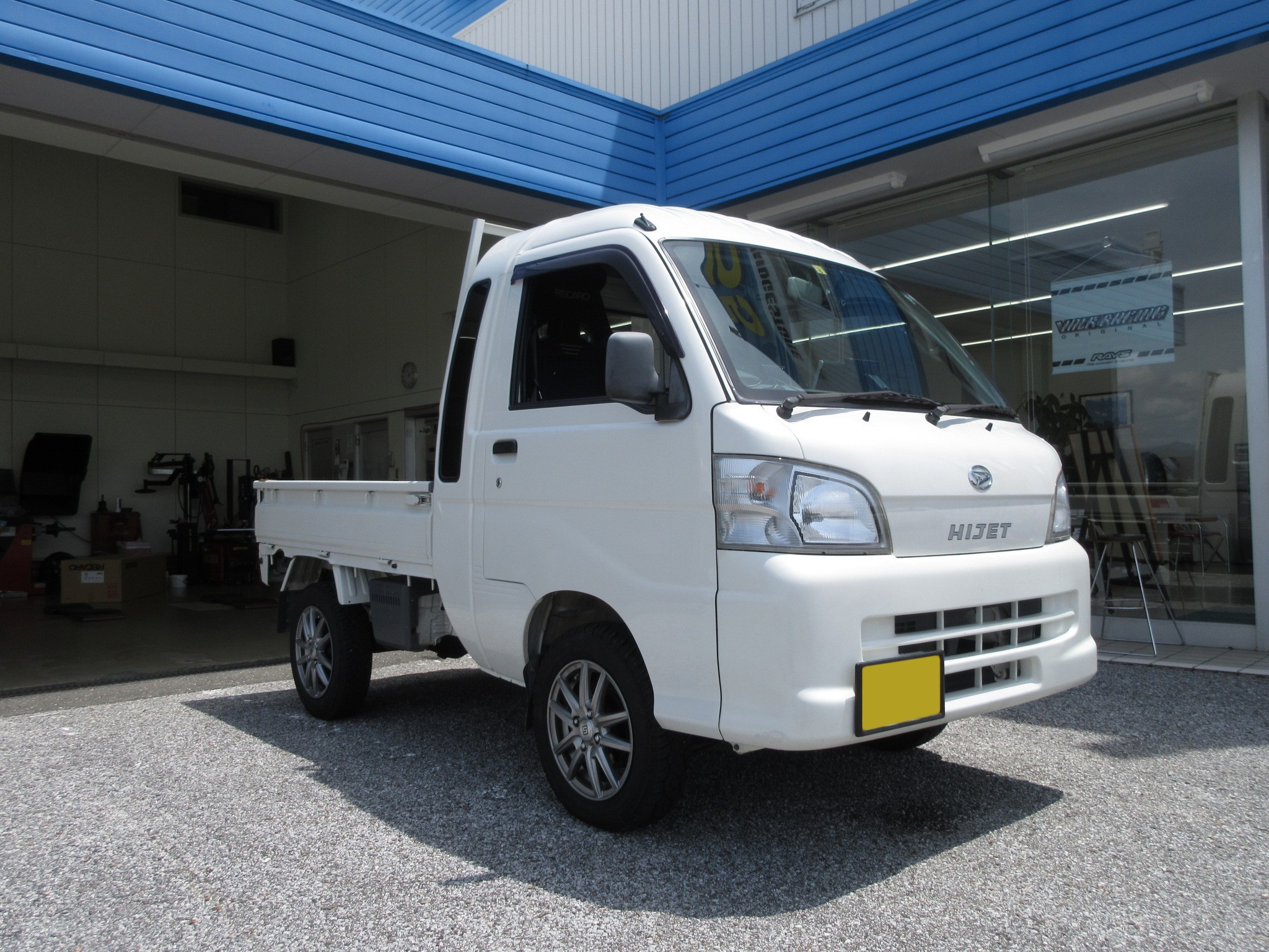 仕事用の軽トラ 軽バンだからこそ快適なシートは重要ですよ ダイハツ ハイゼット ジャンボ S211p に レカロ Sr 7f Gk100 の取り付け ダイハツ ハイゼット 店長アサコのブログ コクピット 55 車のカスタマイズにかかわるスタッフより