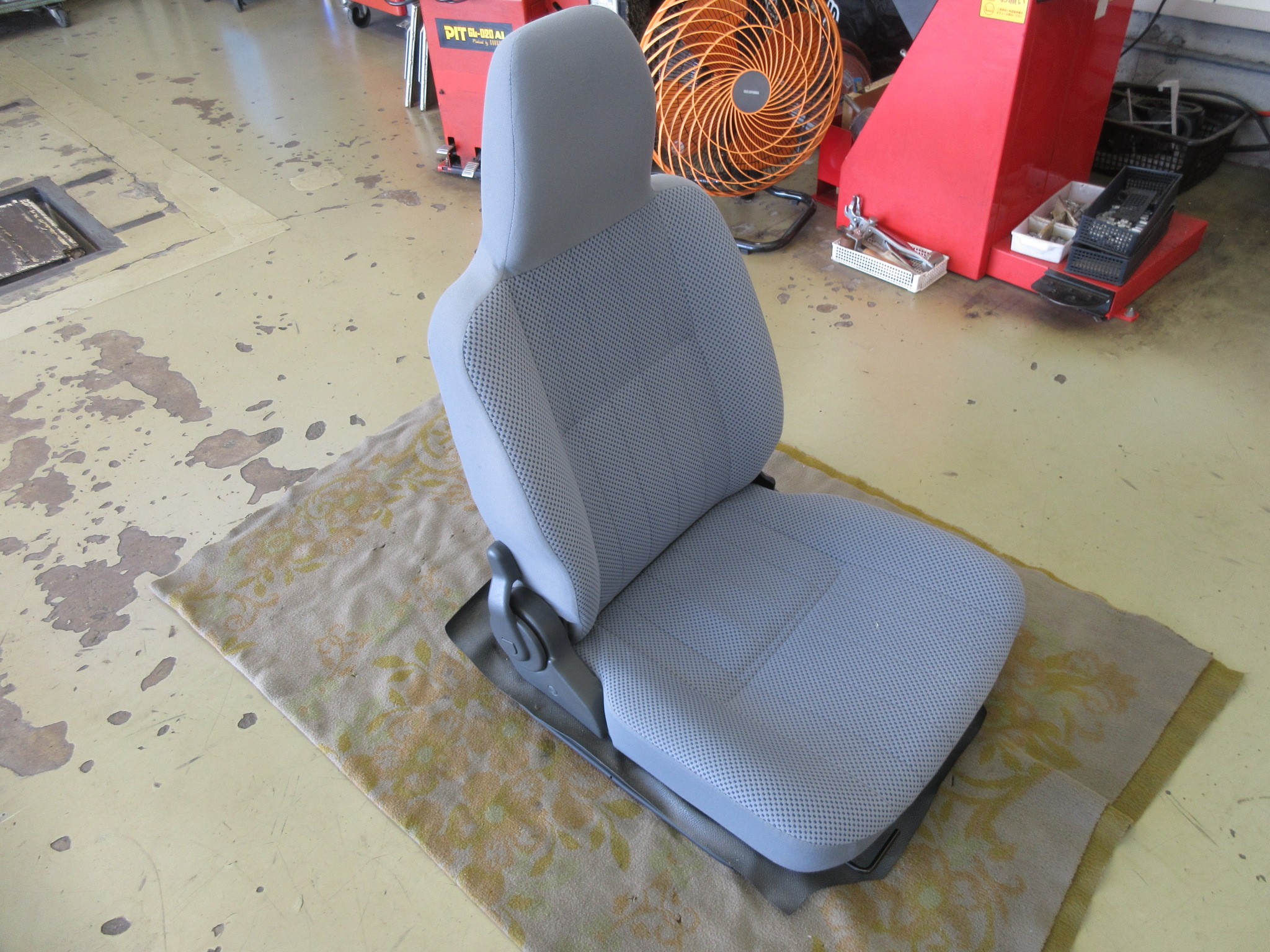 仕事用の軽トラ 軽バンだからこそ快適なシートは重要ですよ ダイハツ ハイゼット ジャンボ S211p に レカロ Sr 7f Gk100 の取り付け ダイハツ ハイゼット 店長アサコのブログ コクピット 55 車のカスタマイズにかかわるスタッフより