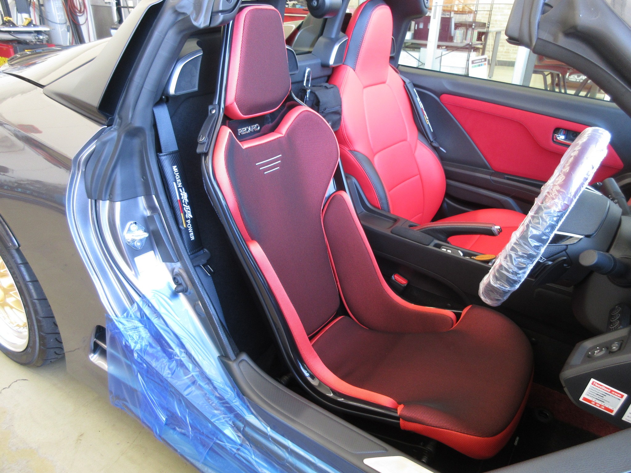 調整がかなり大変でしたが、なんとか収まりました！ホンダ S660 Modulo X（JW5））に「RECARO RCS（ブラックシェル／レッド）の取り付け！  | ホンダ S660 | 店長アサコのブログ | コクピット 55 | 車のカスタマイズにかかわるスタッフより