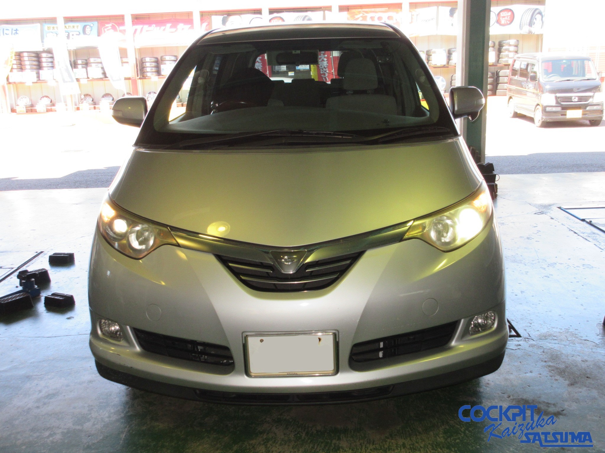 エスティマのhidバーナー交換 トヨタ エスティマハイブリッド Hid Led その他電装系 Hid Led その他電装系 Hidシステム取付 Staff日記 コクピット さつま貝塚 車のカスタマイズにかかわるスタッフより