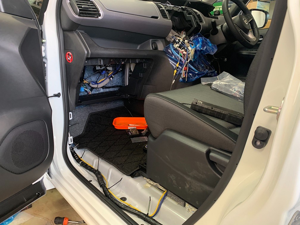 納車直後に即入庫 新車c27セレナのナビ スピーカー サブウーファーの取り付け 日産 セレナ Av カーナビ ドライブレコーダー Etc Av カーナビ ドライブレコーダー Etc ナビゲーション取付 Av用品取り付け作業事例 コクピット 麻生 お店の取付加工