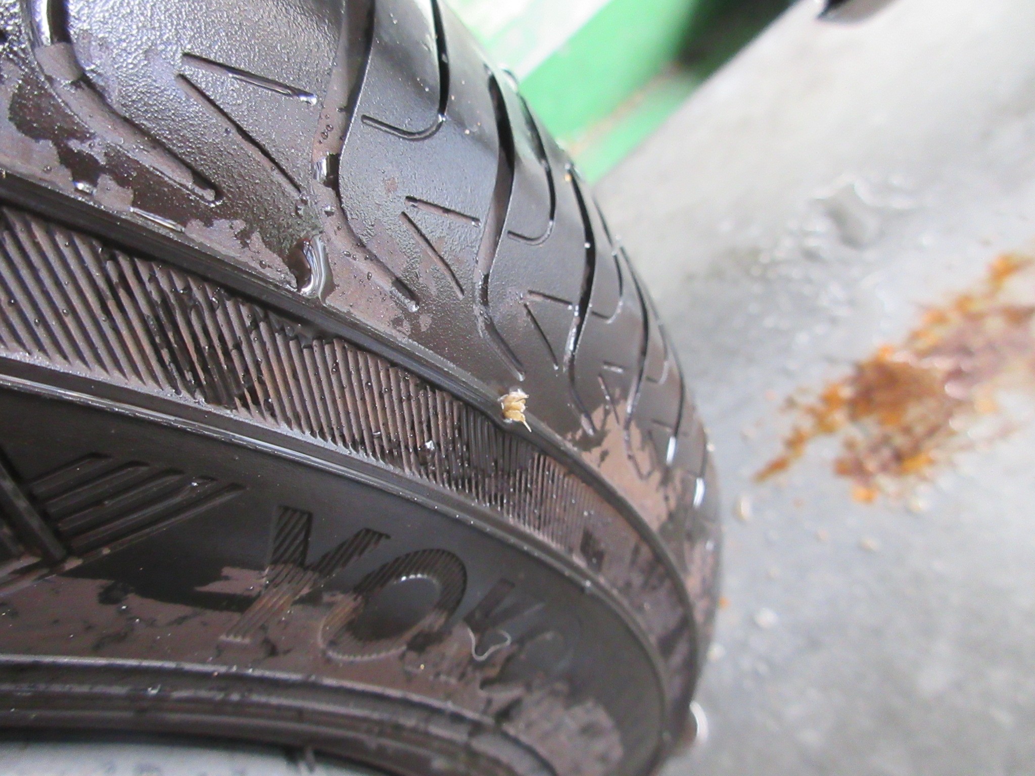 後部タイヤが、パンクしています。 先日、教習中に弊社教習車の左側の後ろタイヤに平ビスが刺さっているの