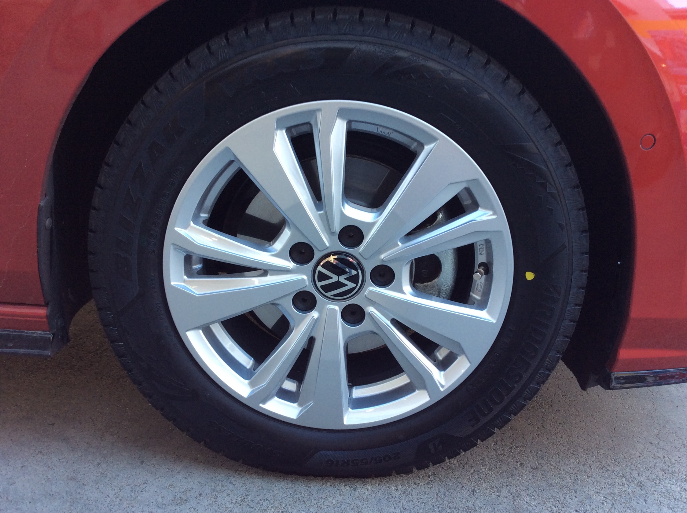 フォルクスワーゲン　スタッドレスタイヤ フォルクスワーゲン純正16インチスタッドレスセット入庫です