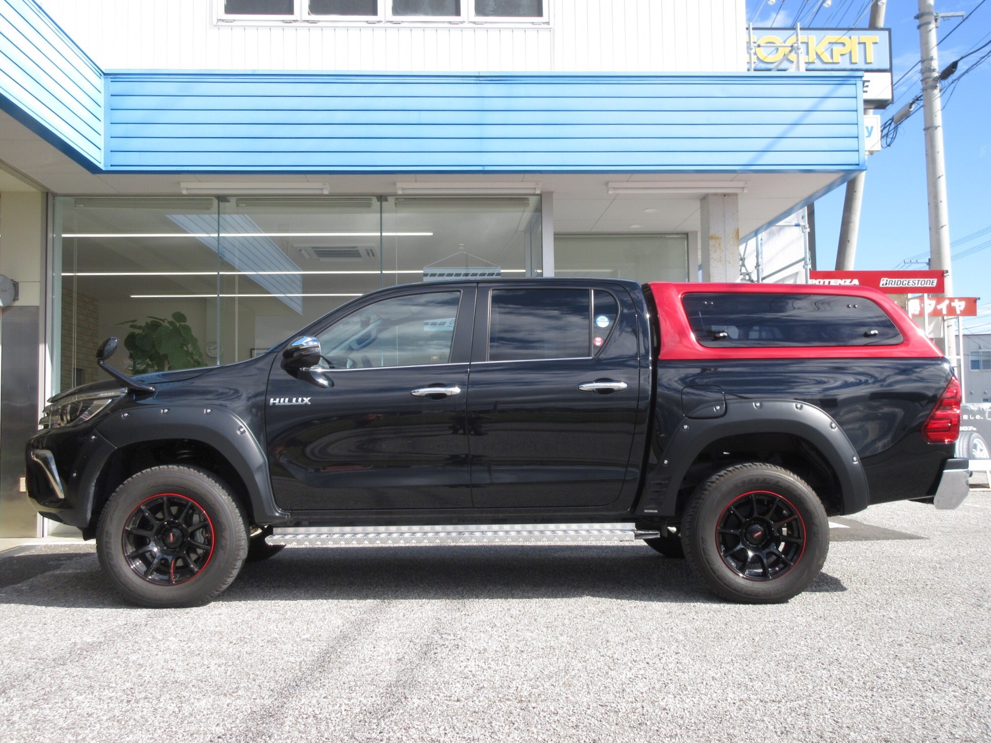 ハイラックスのフロント下がりと硬い乗り心地を解消したいなら