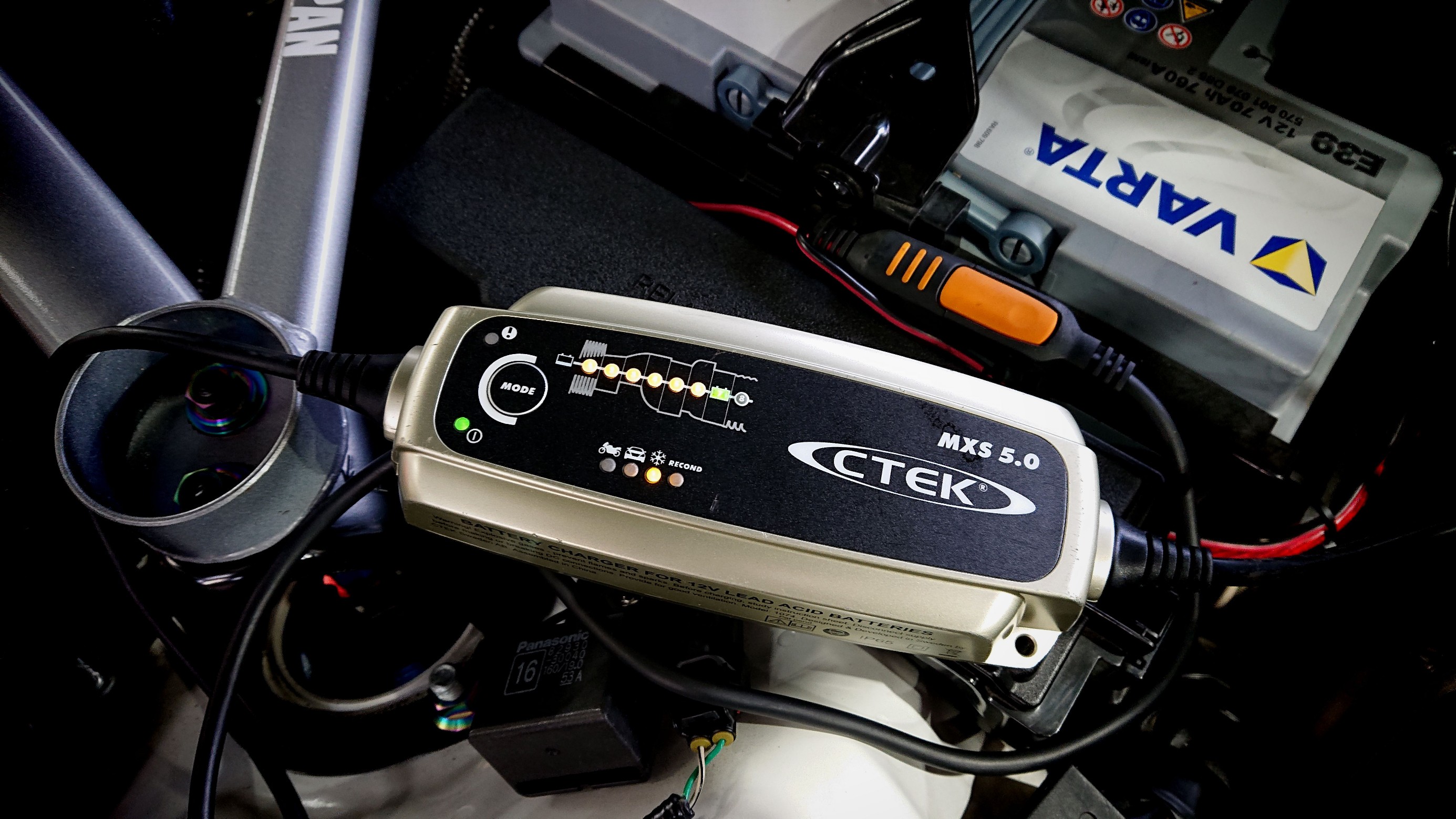 人気ブランドを CTEK シーテック 普段乗ら POWERSPORT チャージャー バッテリー スノーモービル