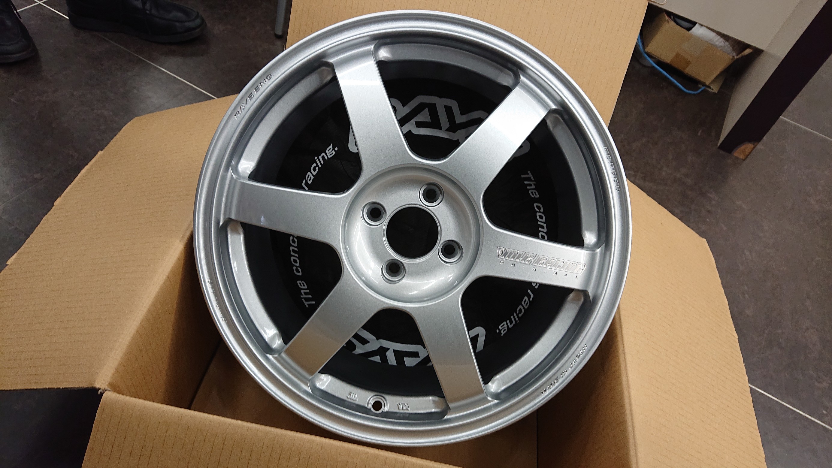 Rays レイズ の新色でオプションカラーの ダイヤモンドシルバー Ds が 顔見せ に登場しました ホイール タイヤ タイヤ ホイール交換 Feel Book スタイルコクピット フィール 車のカスタマイズにかかわるスタッフより