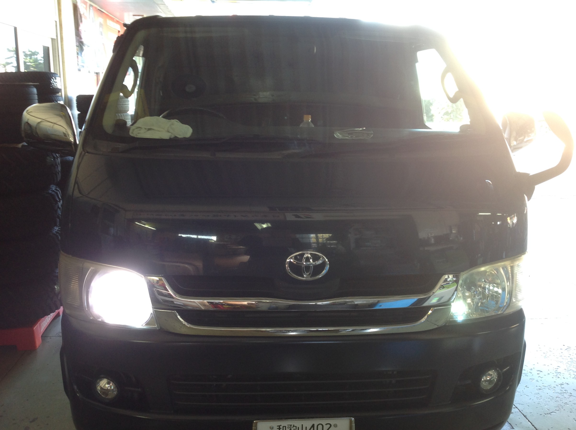 ハイエースバンさん Hidからledに変更です トヨタ ハイエース Hid Led その他電装系 Hid Led その他電装系 電装系関連パーツ取付 スタッフ日記 コクピット きねいわ 車のカスタマイズにかかわるスタッフより