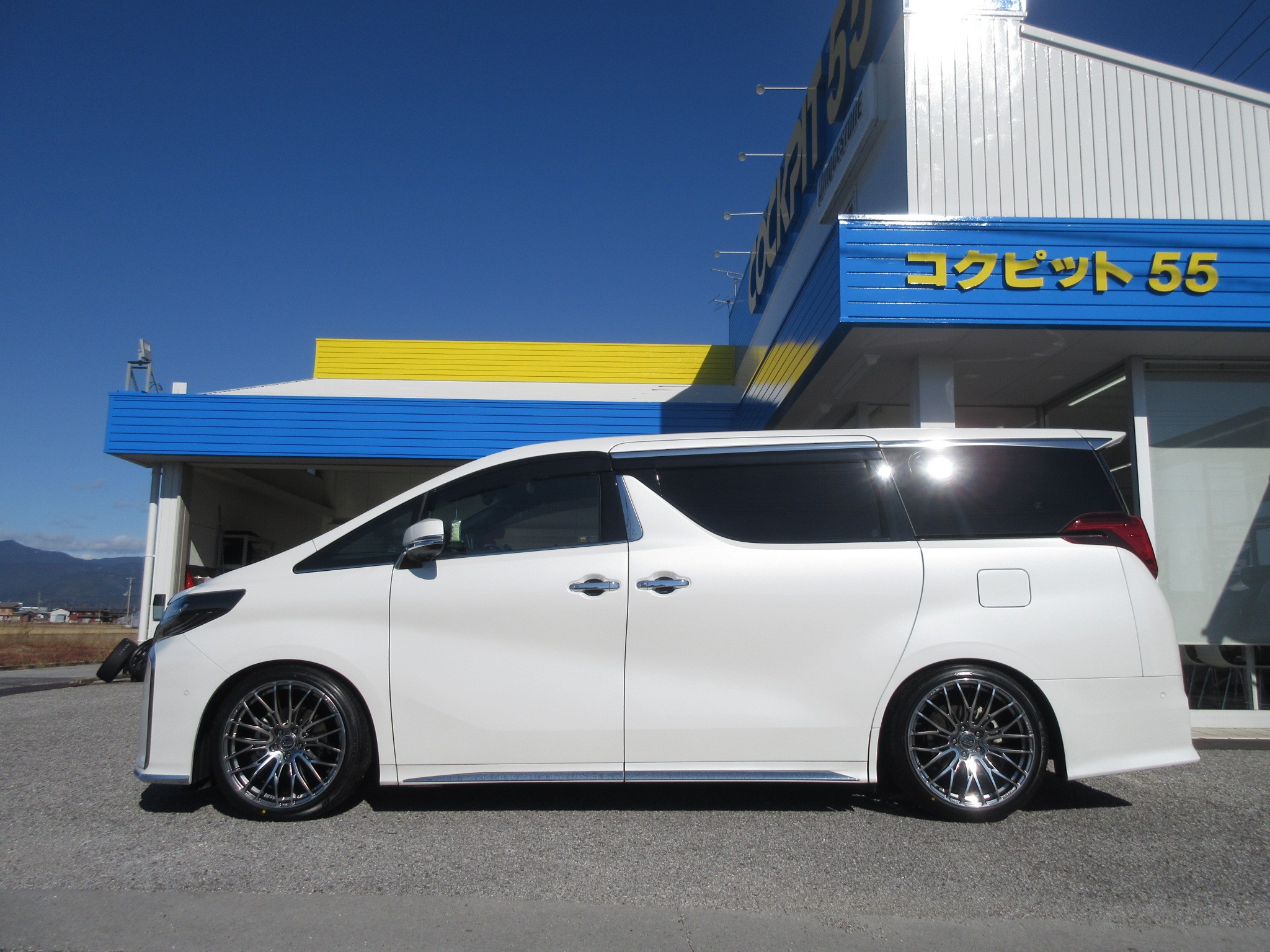 車高調とタイヤ・ホイールだけで見た目と走りが激変しちゃいます