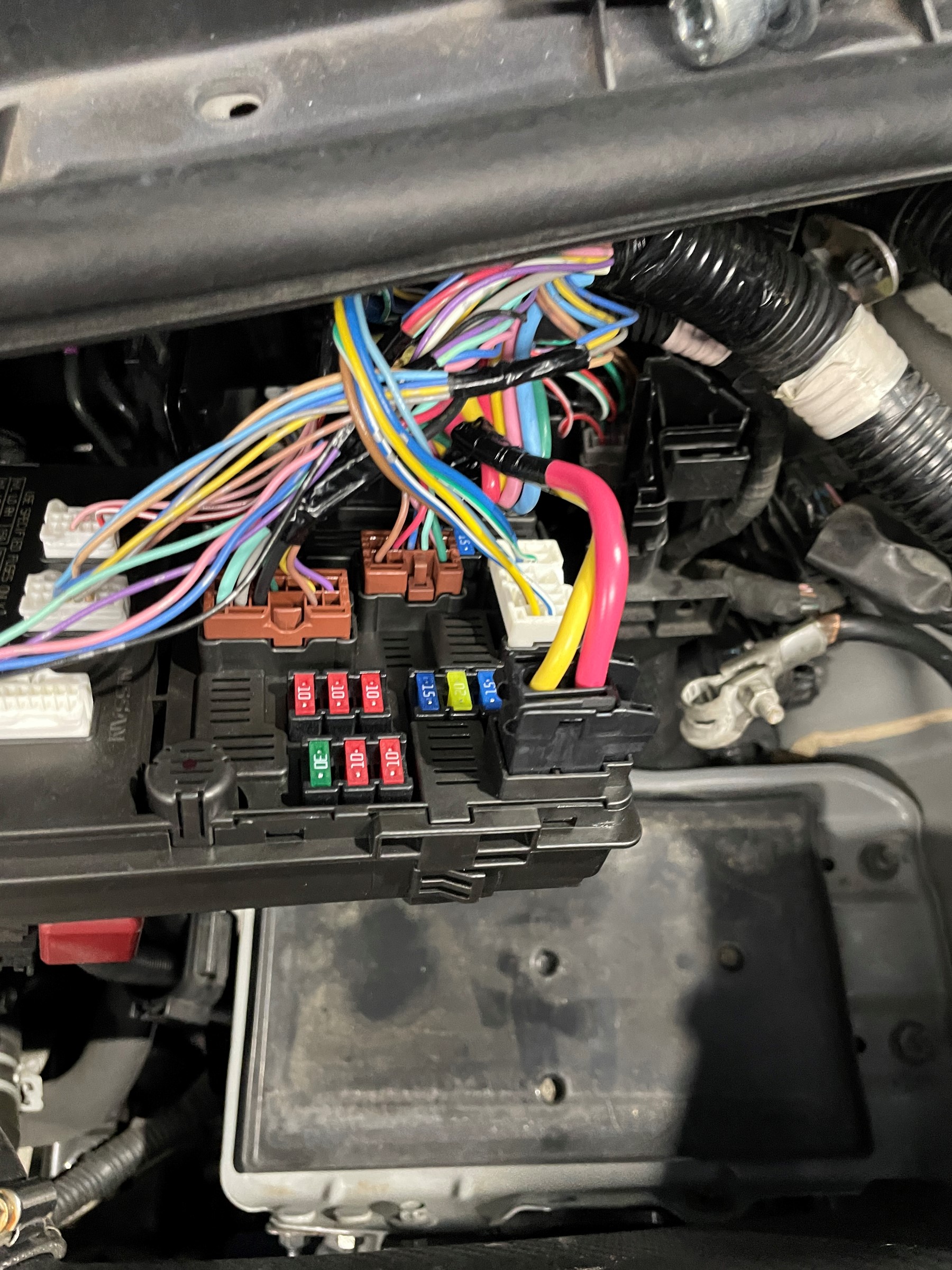 噂のヒューズを早速導入 日産 ノートニスモs 日産 ノートnismo S Hid Led その他電装系 Hid Led その他電装系 電装系関連パーツ取付 スタッフ日記 スタイルコクピット ズーム 車のカスタマイズにかかわるスタッフより