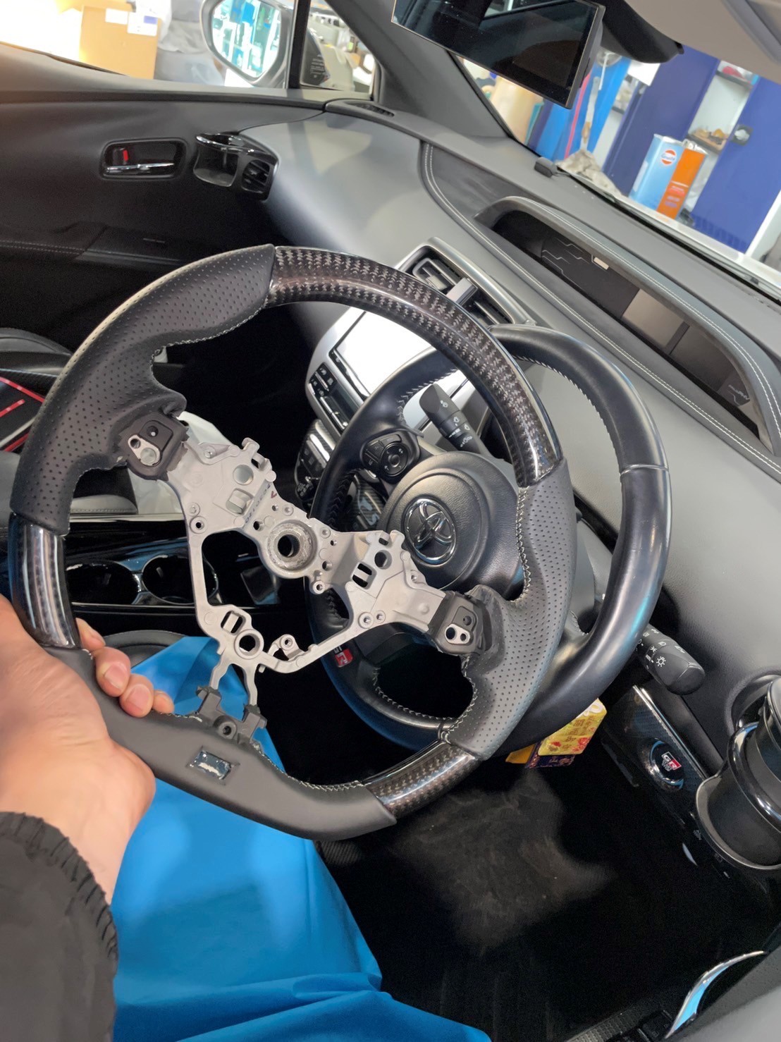 ☆プリウス PHV GRスポーツ こだわりの“レアル”ステアリング交換  