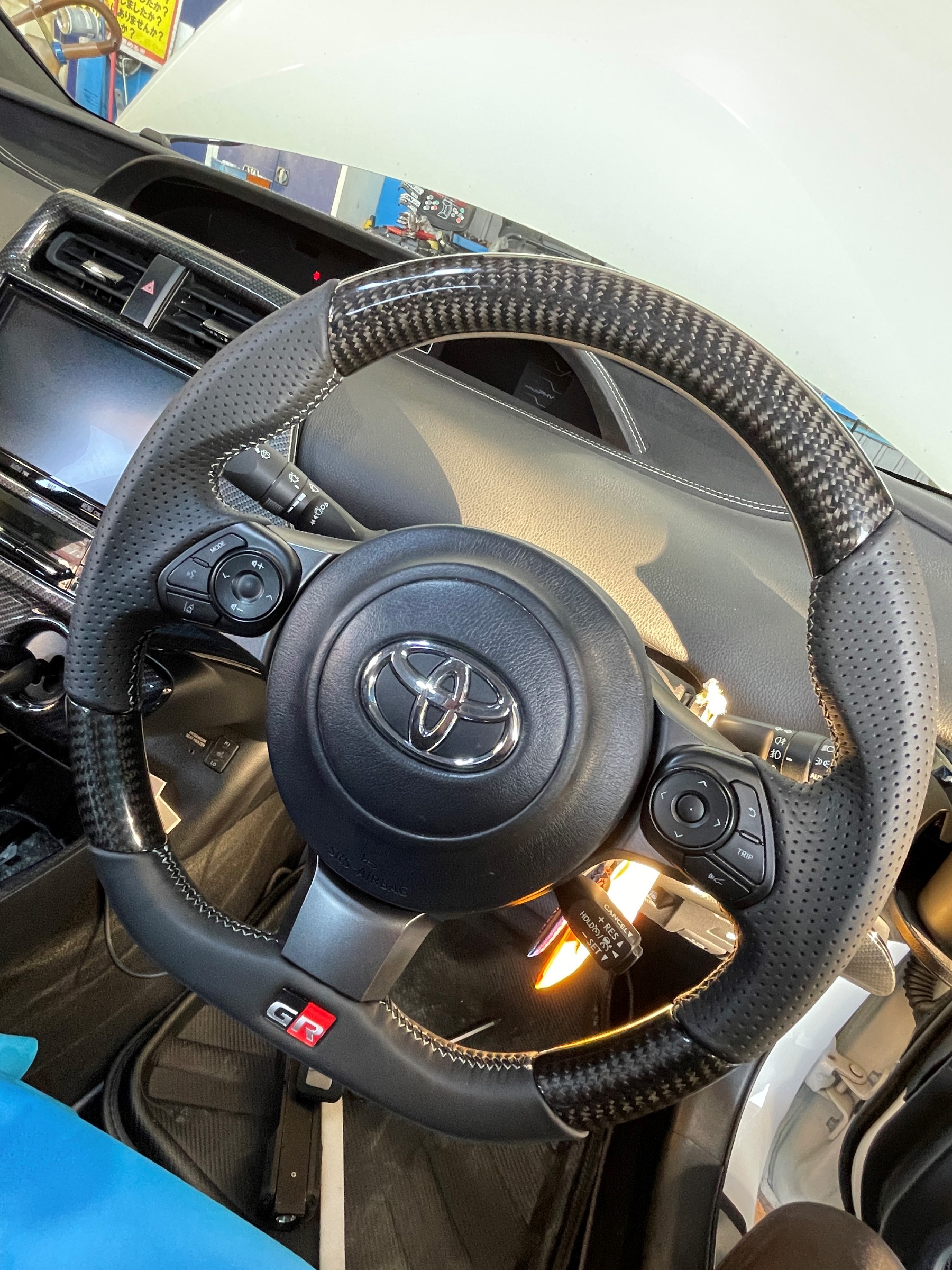 ☆プリウス PHV GRスポーツ こだわりの“レアル”ステアリング交換  