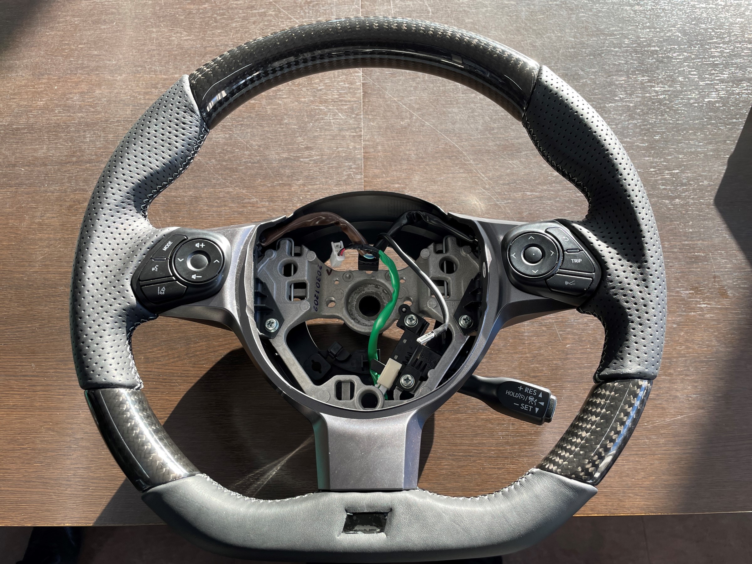 ☆プリウス PHV GRスポーツ こだわりの“レアル”ステアリング交換  