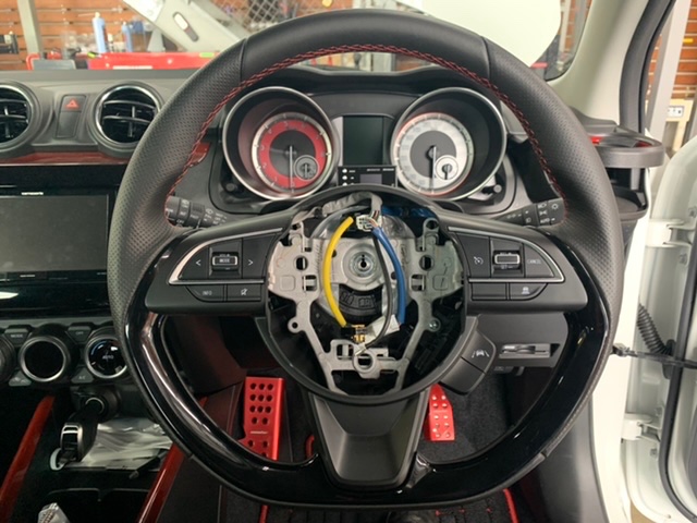 ◇SUZUKI SWIFT SPORT [ZC33S] 用品取付 MOMO MOD.8