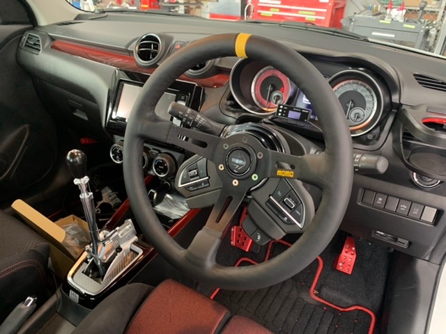 ◇SUZUKI SWIFT SPORT [ZC33S] 用品取付 MOMO MOD.8 ステアリング交換