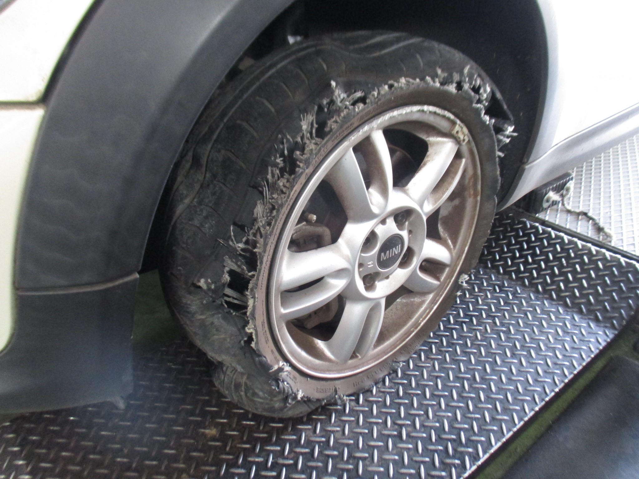 タイヤ バースト により緊急pit In Bmw Mini タイヤ タイヤ タイヤ ホイール交換 店舗日記 コクピット 麻生 車のカスタマイズにかかわるスタッフより